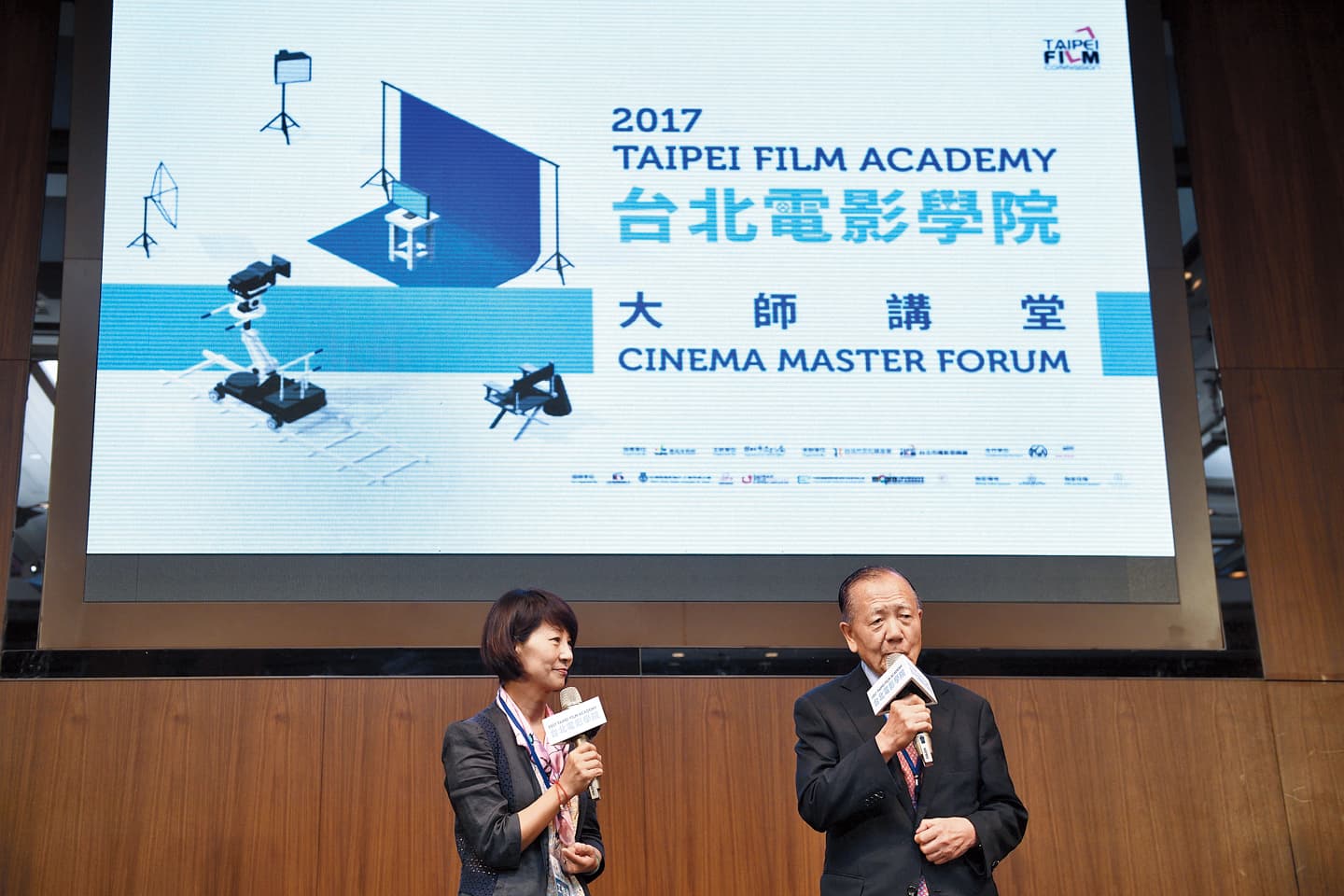 釜山影展主席金東虎與台灣關係良好，9月底受台北市電影委員會邀請來台舉辦「大師講座」，全程站立演講。（影委會提供）