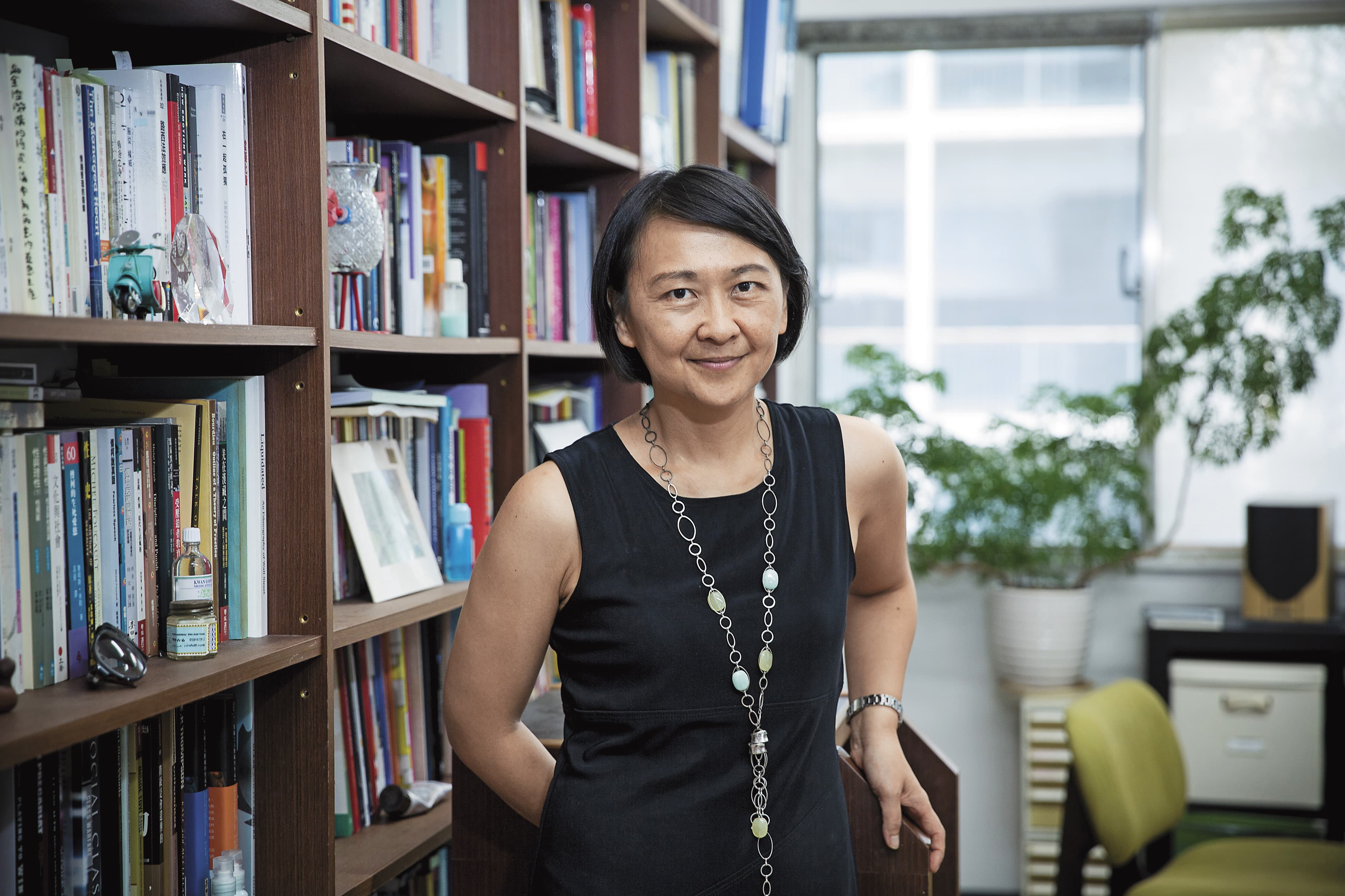 台大社會系教授藍佩嘉說:「失聯移工比合法移工待遇好,這是制度上的缺失。」