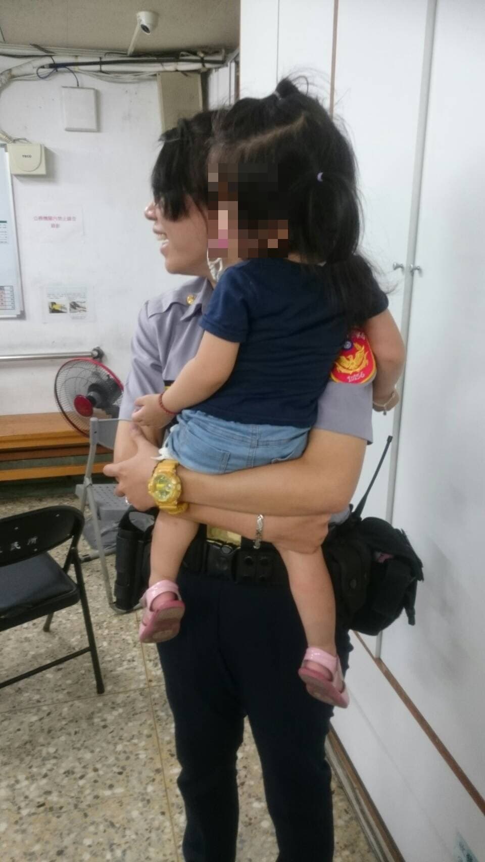 李男帶著2歲女兒販毒,做出最壞身教。(翻攝畫面)