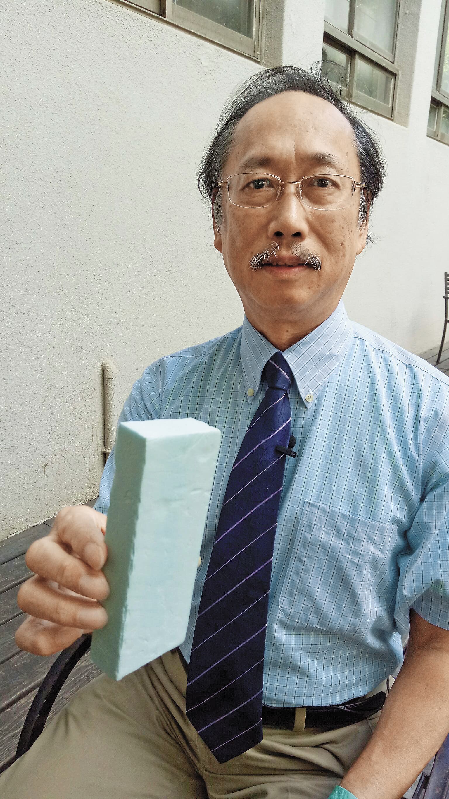台師大化學系教授吳家誠認為聚乙烯材質具易燃性，不宜當外牆建材使用。