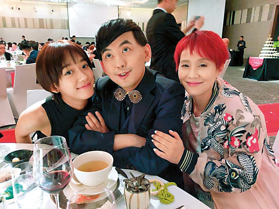 黃子佼（中）與孟耿如（左）交往4年，2人之間的交流完全沒有年齡差。右為李明依。（翻攝自李明依臉書）