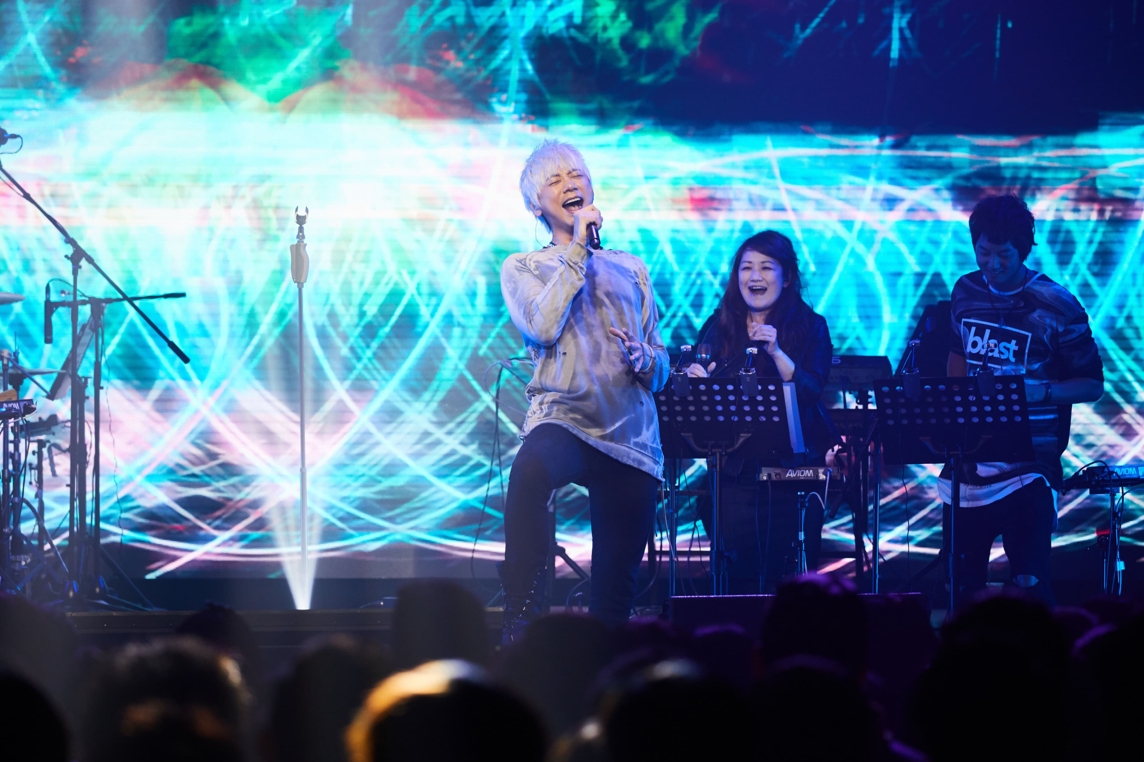 信極具爆發力的嗓音,在詮釋搖滾歌曲時更引起共鳴。(華研提供)