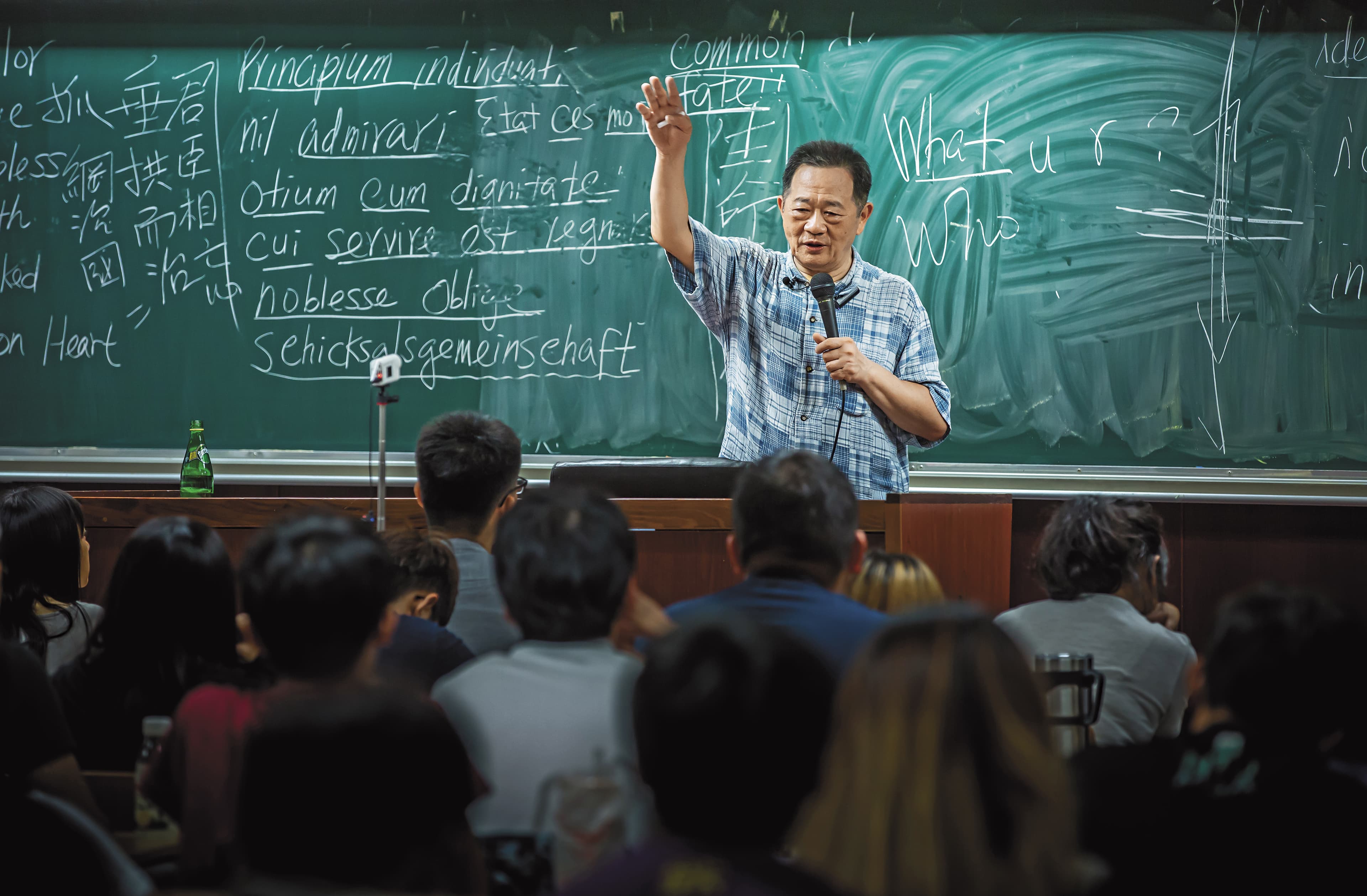 講課時,李錫錕手勢不斷,語調鏗鏘有力,讓人有置身選前之夜的錯覺。