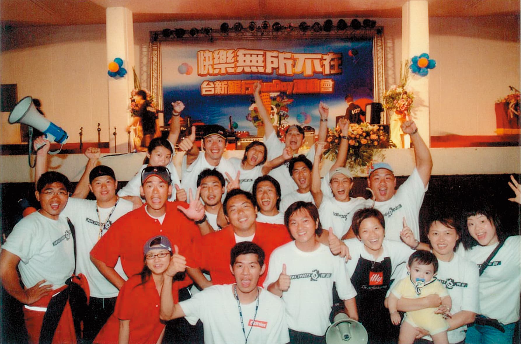 張運智和專科同學胡瓏智2001年創立悍創運動行銷公司,靠承辦公司運動會起家。(張運智提供)