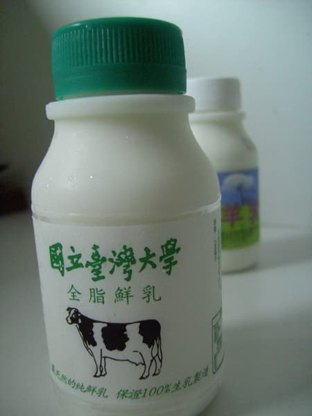 台灣大學已於2007年至2008年間,已向智慧財產局申請註冊「台大」「臺大」商標,圖為台大販售的鮮乳。(翻攝自網路)