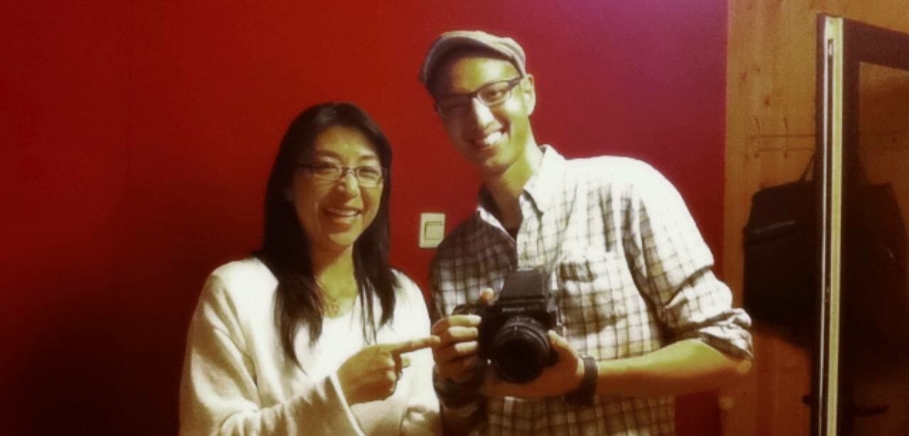 劉又年轉行當攝影師,和演唱電影片尾曲的小野麗莎開心合照。(翻攝自劉又年臉書)