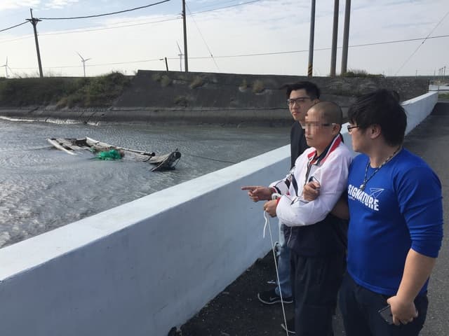 警方押解李嫌到龜山出海口尋找棄屍地點。(檢警提供)