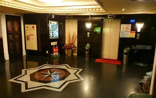 北市知名的天龍三溫暖,今早發生砍人案。(翻攝畫面)