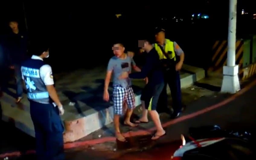 滿臉是傷的涂男不顧傷勢,不但飆罵救護人員,還一度動手拉扯,讓員警也看不下去,直接上銬送醫。