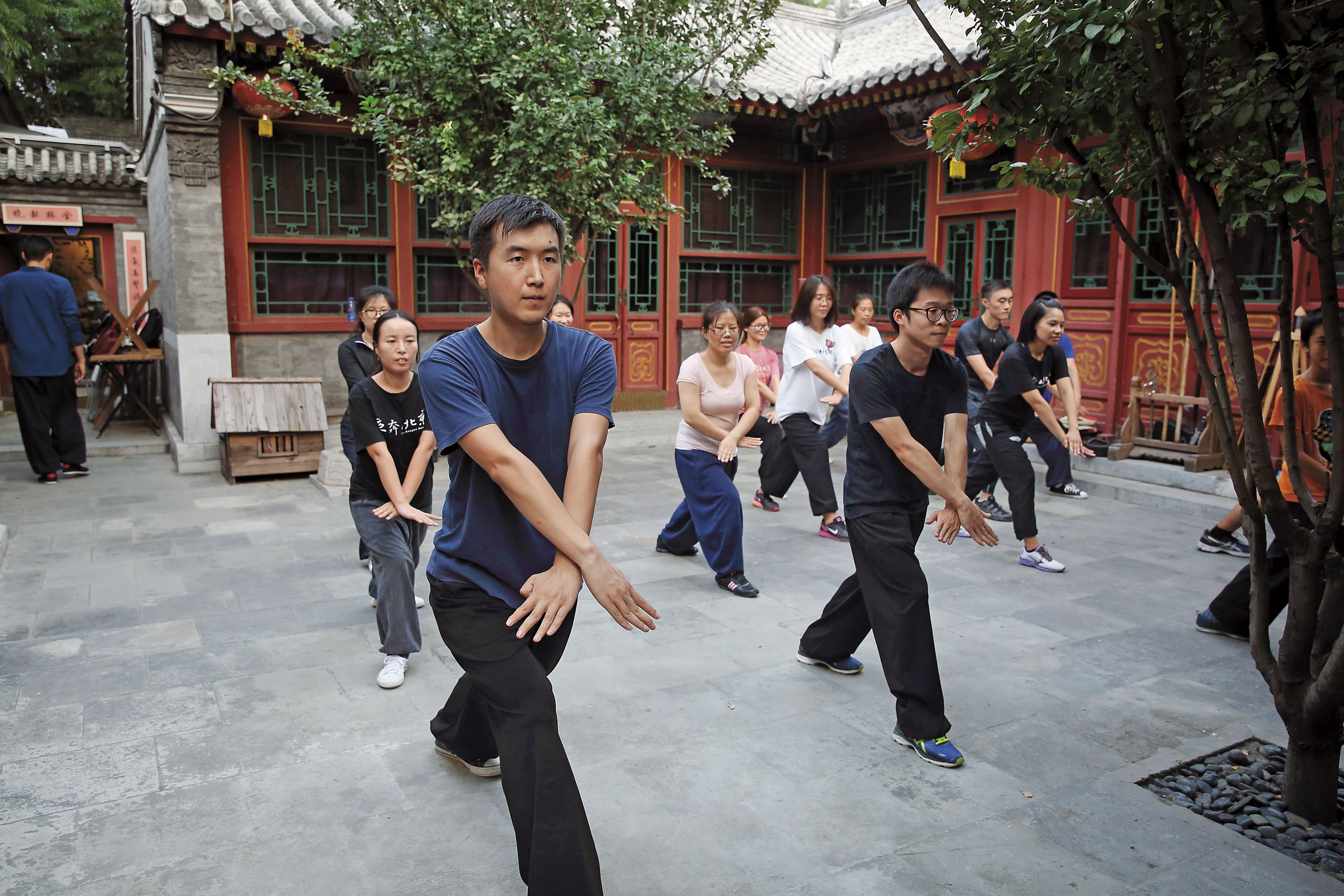 為推廣武術,黃鴻璽規定員工都要參加週六傍晚的武術課程,房客與附近居民也能免費參與。