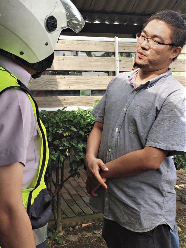 萬駿（右）帶人強行在咖啡店內裝設攝影機，被警方依強制罪法辦。（翻攝畫面）