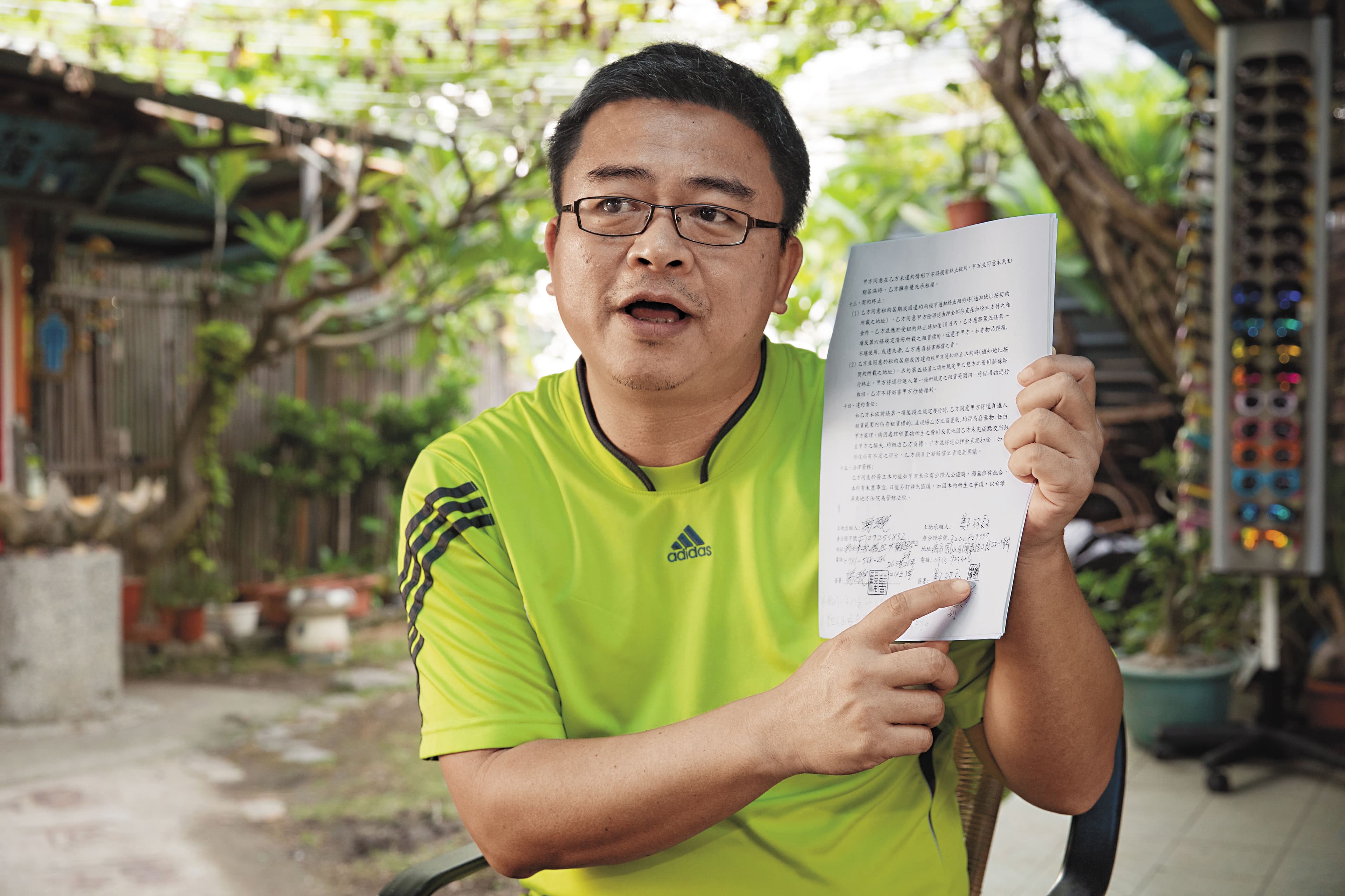 咖啡店老闆鄭弘發（圖）拿出租地契約書，證實雙方約期未屆滿，卻橫遭萬駿百般刁難。