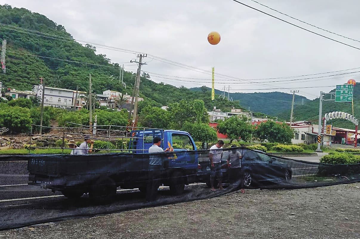 李家蓮帶著數十名不明男子以黑網圍住咖啡店出入口,隔天警方強力要求拆除。