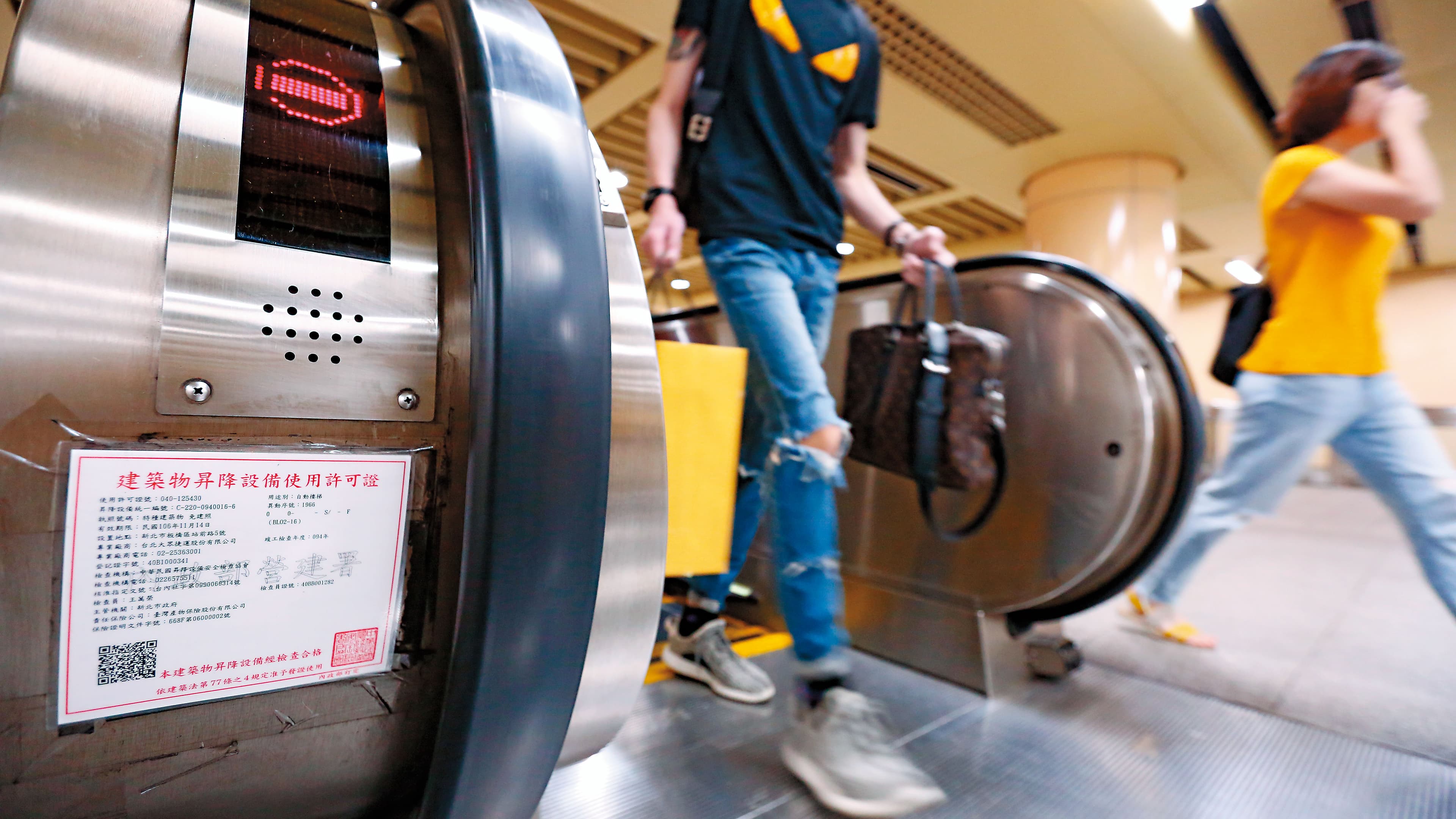 每台電扶梯、電梯都貼有安檢過後的使用許可證,但殊不知只是做表面功夫。