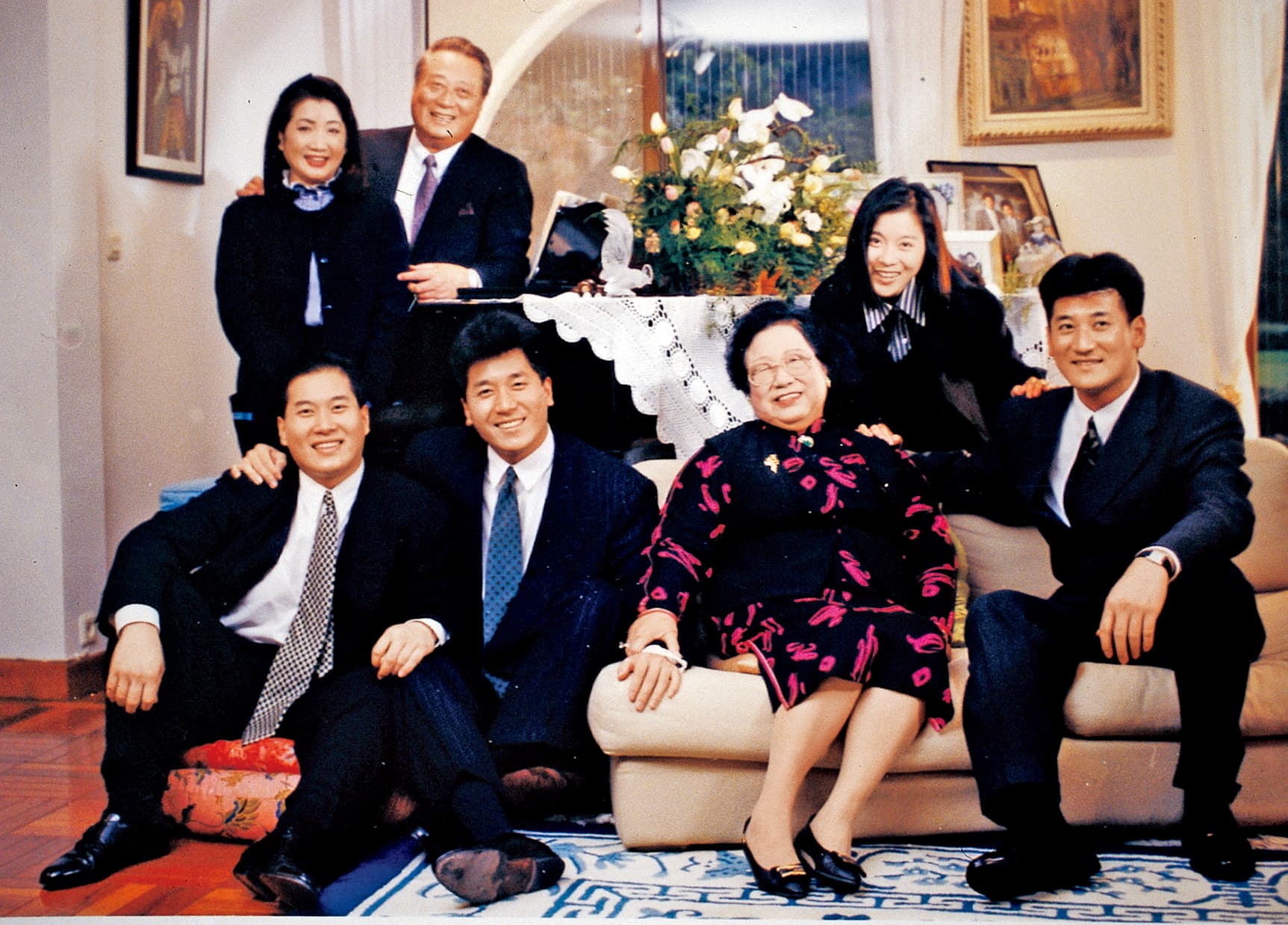 辜林瑞慧(後排左)嫁到台灣後,為辜濓松(後排右)生育了(前排由右至左)辜仲諒、辜仲玉、辜仲瑩、辜仲立等3子1女,與婆婆辜顏碧霞(右三)同住37年。(資料照片)