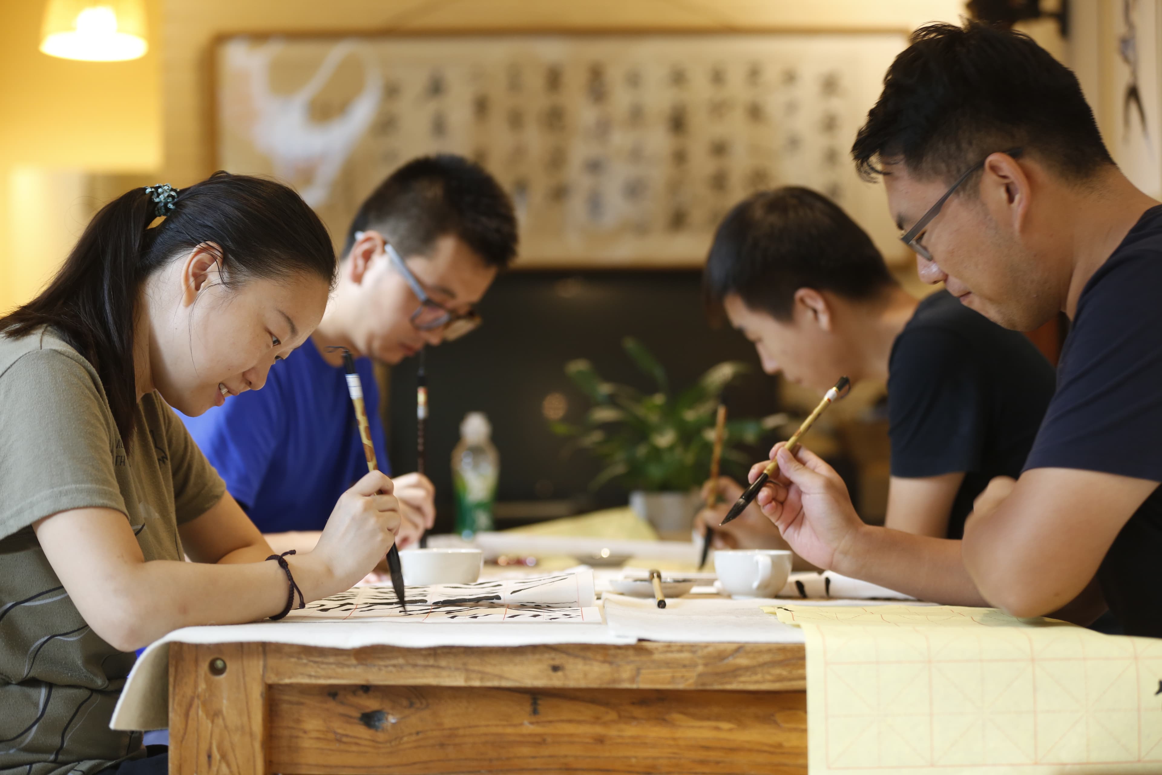 不只安排員工上書法課，附近居民想上也可加入。
