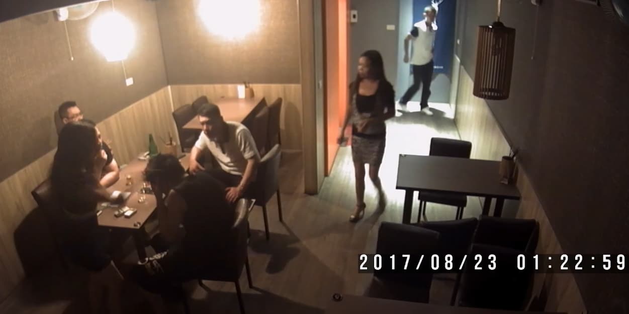 林男與周女於談判時內毆打劉姓居酒屋老闆。（翻攝畫面）