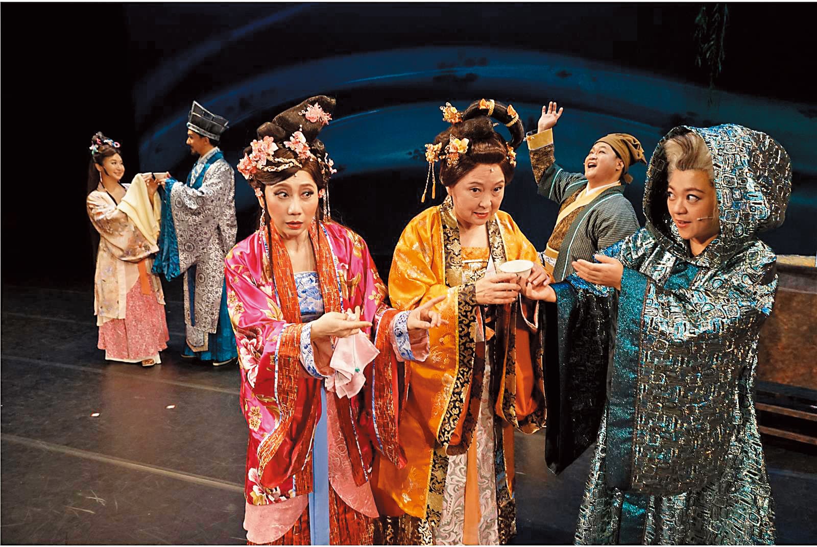 郎祖筠身為女性關懷女性，也站在創新與傳統並行不悖位置上發揚文化，舞台上有時裝與古裝，有歌仔戲、京戲、客家歌與紹興戲。（春河劇團提供）