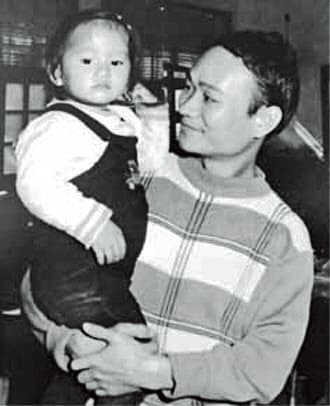 吳音寧（左）的父親是知名詩人吳晟（右），但她從小就不受管。（吳音寧提供）
