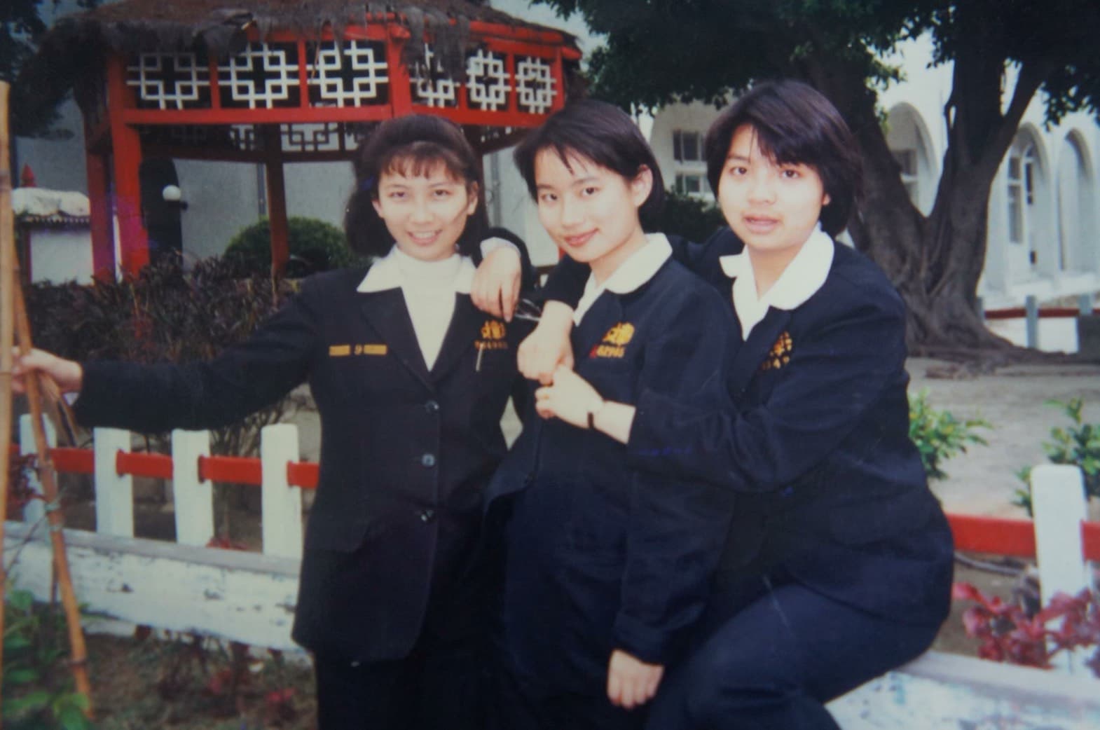 吳音寧(中)就讀彰化女中時即展現叛逆性格,鼓吹同學不要聽話加入國民黨。右為同窗好友立委林淑芬。(吳音寧提供)