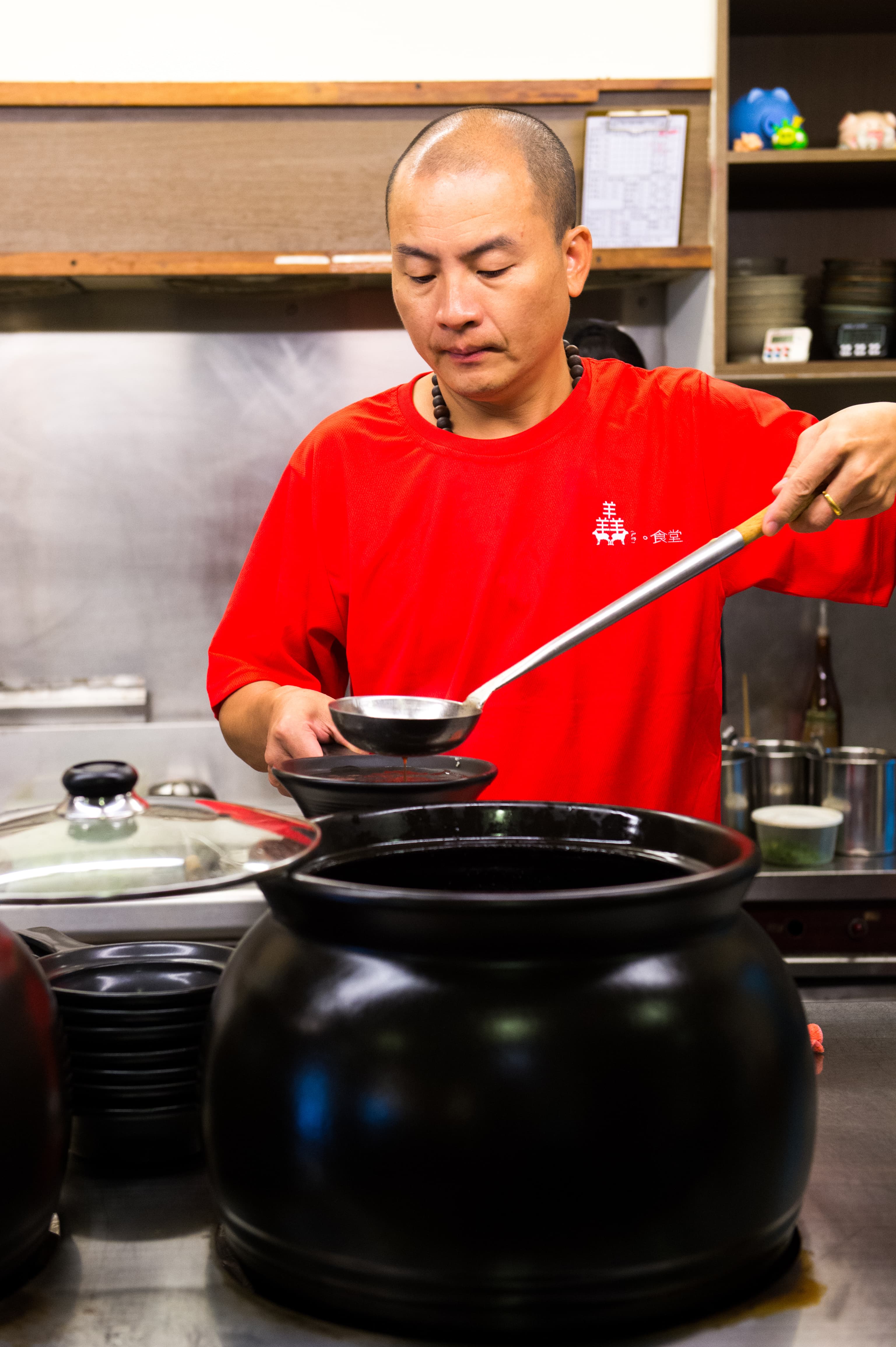 陳銘毅刻意選用台灣羊骨熬湯,肉味鮮濃富層次。