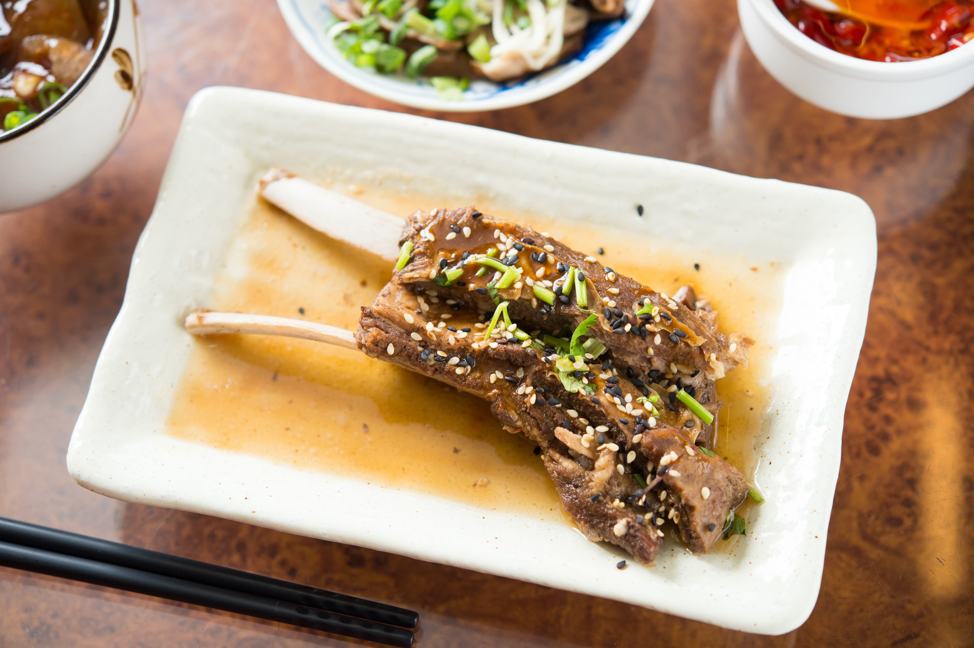 「香滷羊排」一咬就能拉下整串肉,吃起來最過癮。(120元/份)