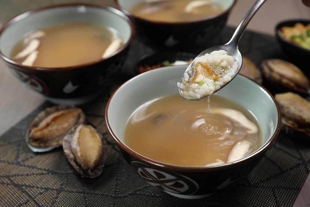 「鮑魚海鮮粥」裡會切入一整顆新鮮鮑魚，必加可提味的自製XO醬。