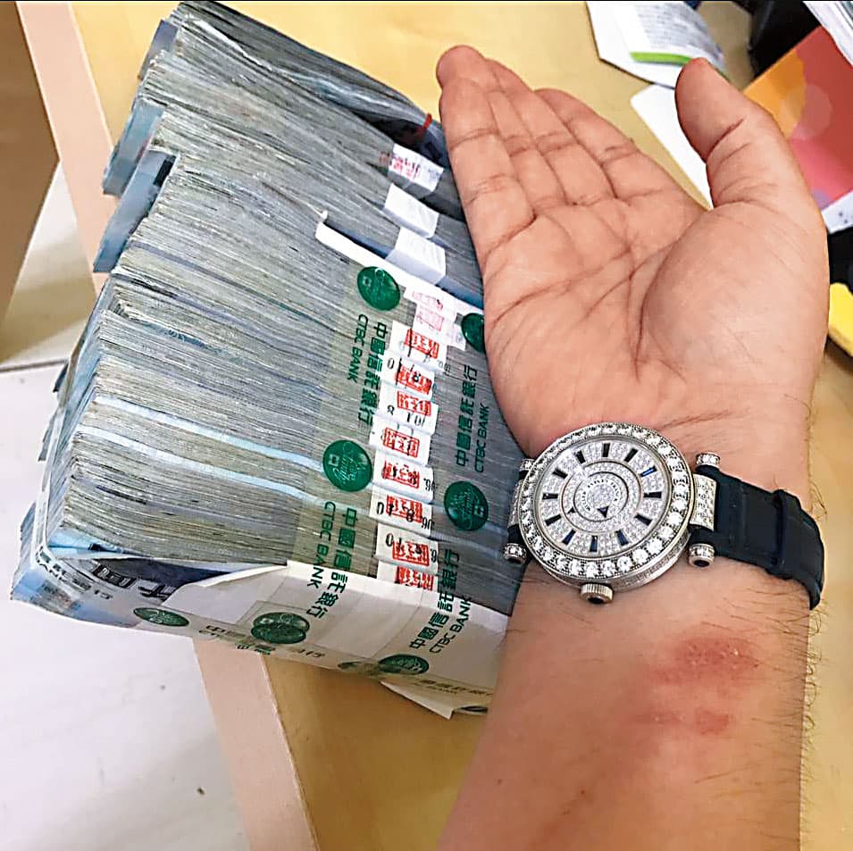 耳鼻喉科名醫邱怡喬臉書署名法保邱,常PO大疊現金與滿天星鑽表,炫富行徑相當高調。(翻攝法保邱臉書)