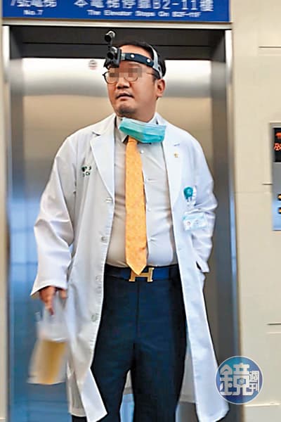 安南醫院耳鼻喉科主治醫師邱怡喬醫術高明,作風相當炫富,醫師袍內還繫著要價3萬多元的愛馬仕皮帶。(讀者提供)