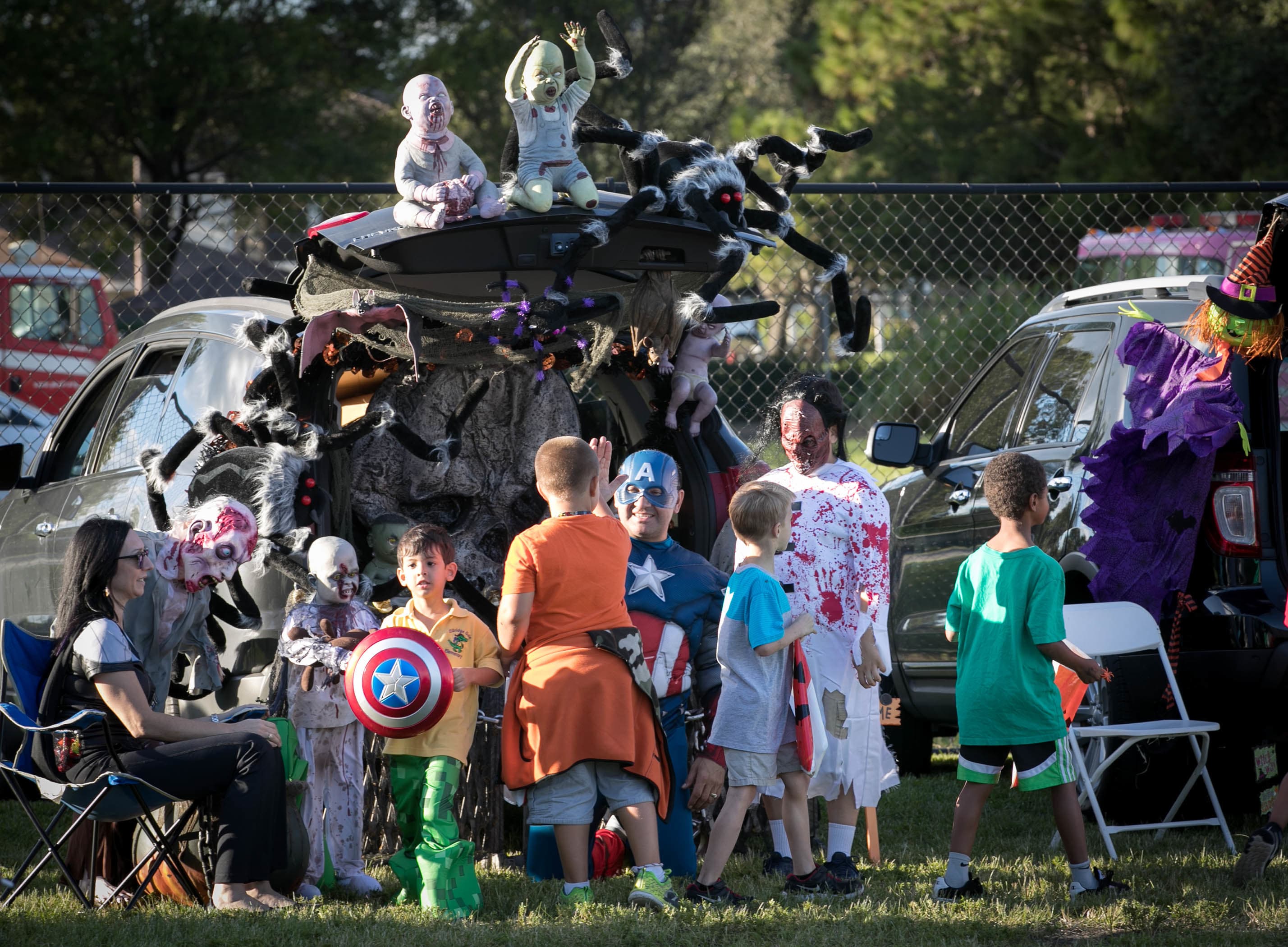2017年10月27日,美國佛州威靈頓當地社區籌辦的「Trunk or Treats」活動,省去了孩童挨家挨戶討糖的困擾。(東方IC)