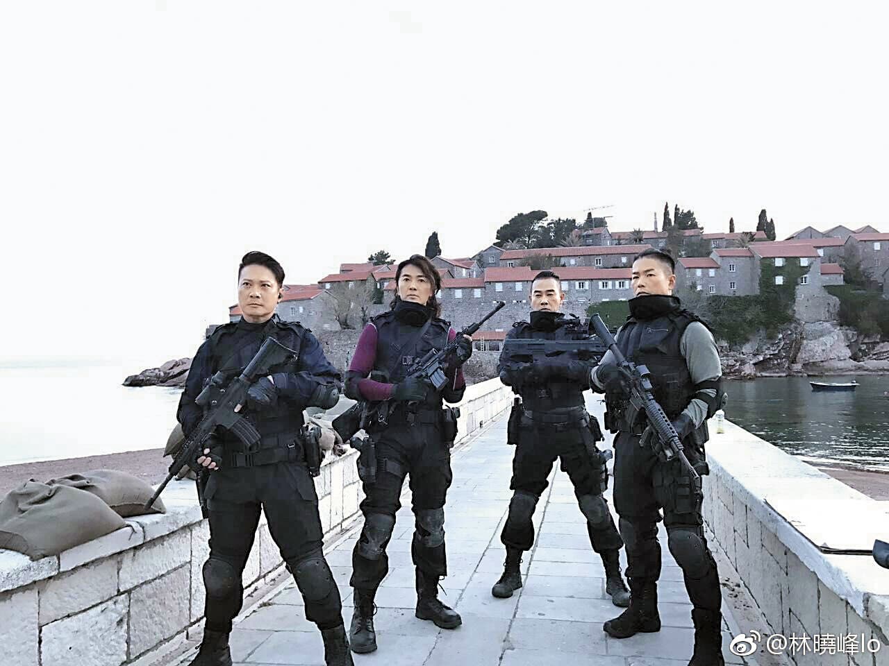 《黃金兄弟》遠赴匈牙利等地拍攝,4人從街頭砍殺改穿特種部隊的戰衣,端著自動步槍,十分帥氣。(翻攝自林曉峰微博)
