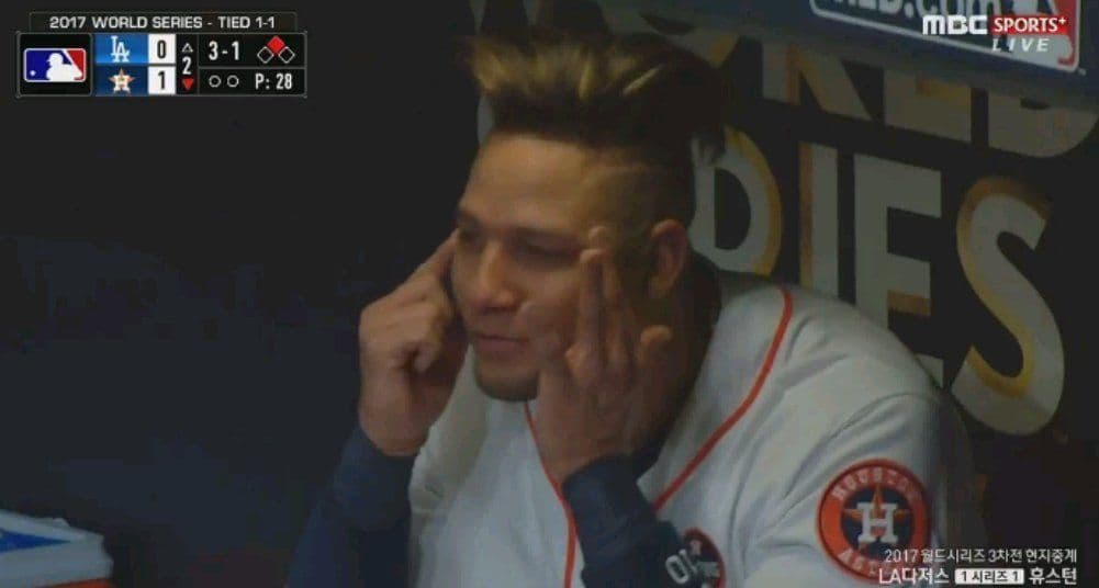 最後聯盟判定 Gurriel 明年賽季禁賽 5 場,本季後必須上教育課,並將他 5 場比賽的薪水捐給慈善機構。(翻攝自轉播畫面)