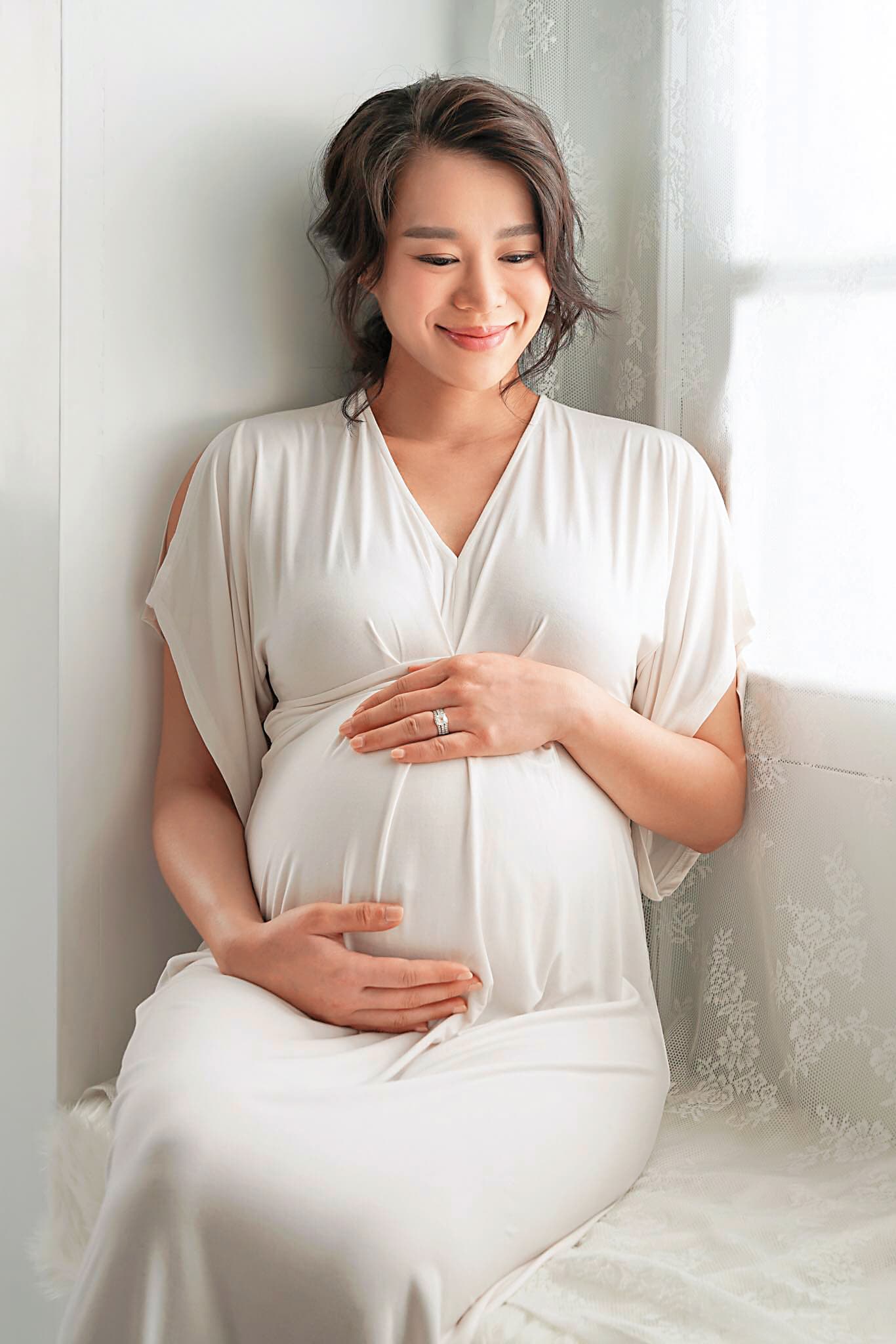 胡杏兒結婚後,Philip仍常被拍到與女性出遊。