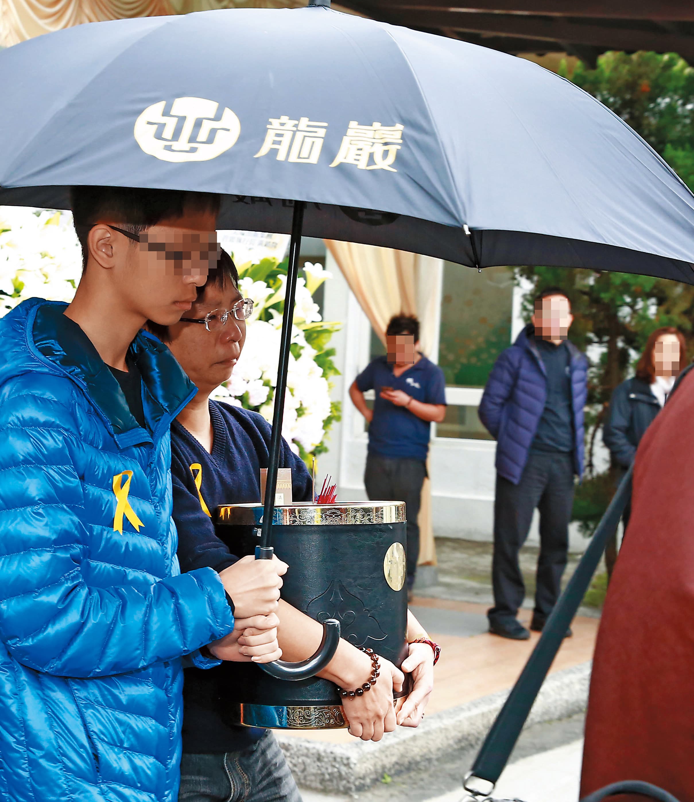 Nemo(左2)在薇薇安告別式結束後,擔負俗稱「捧斗」的捧靈位工作,透露出眷屬情誼。