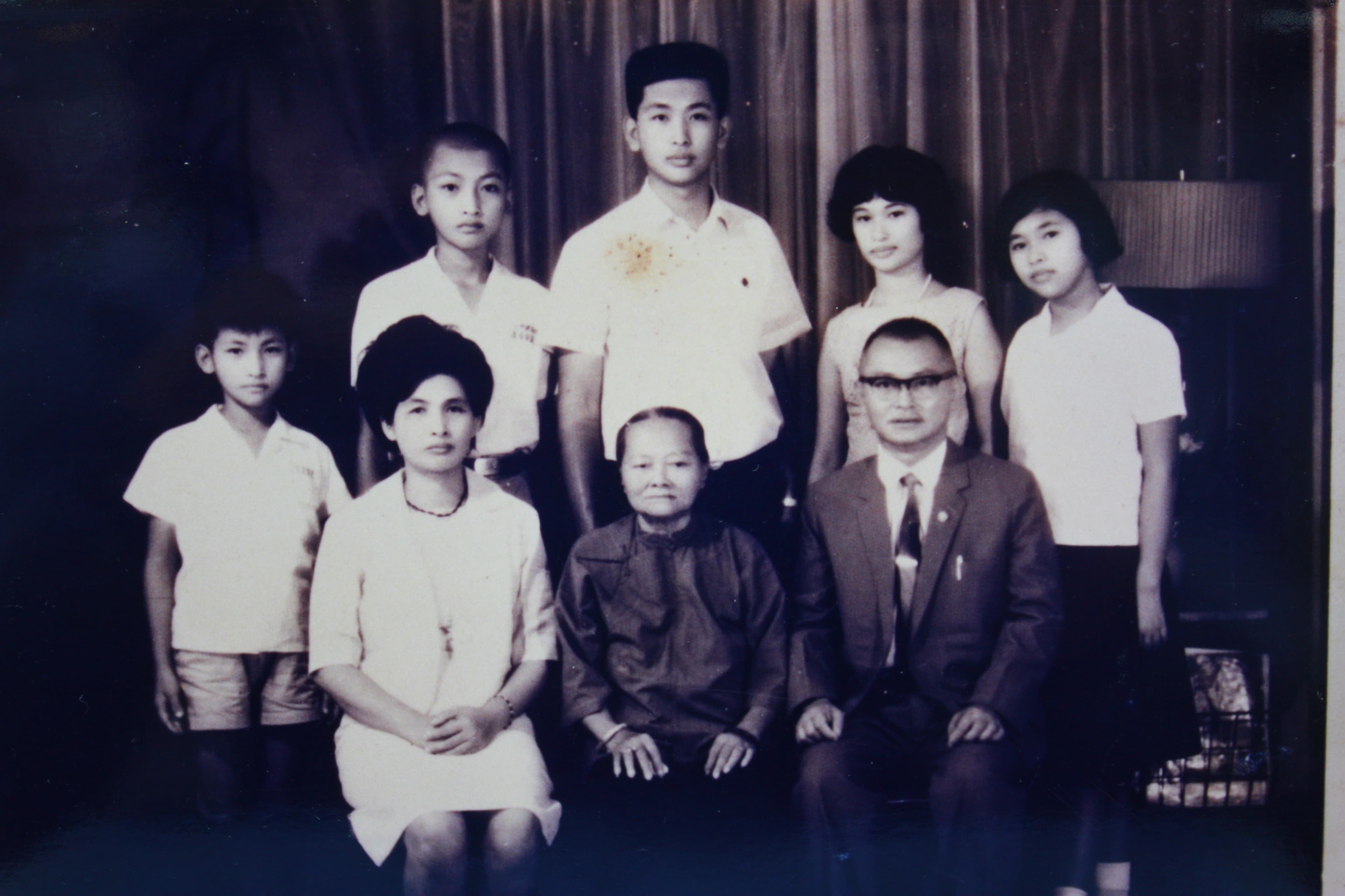 來自屏東東港的李成家（後排中），1976年創立美吾髮公司，1998年庚名為美吾華。（李成家提供）