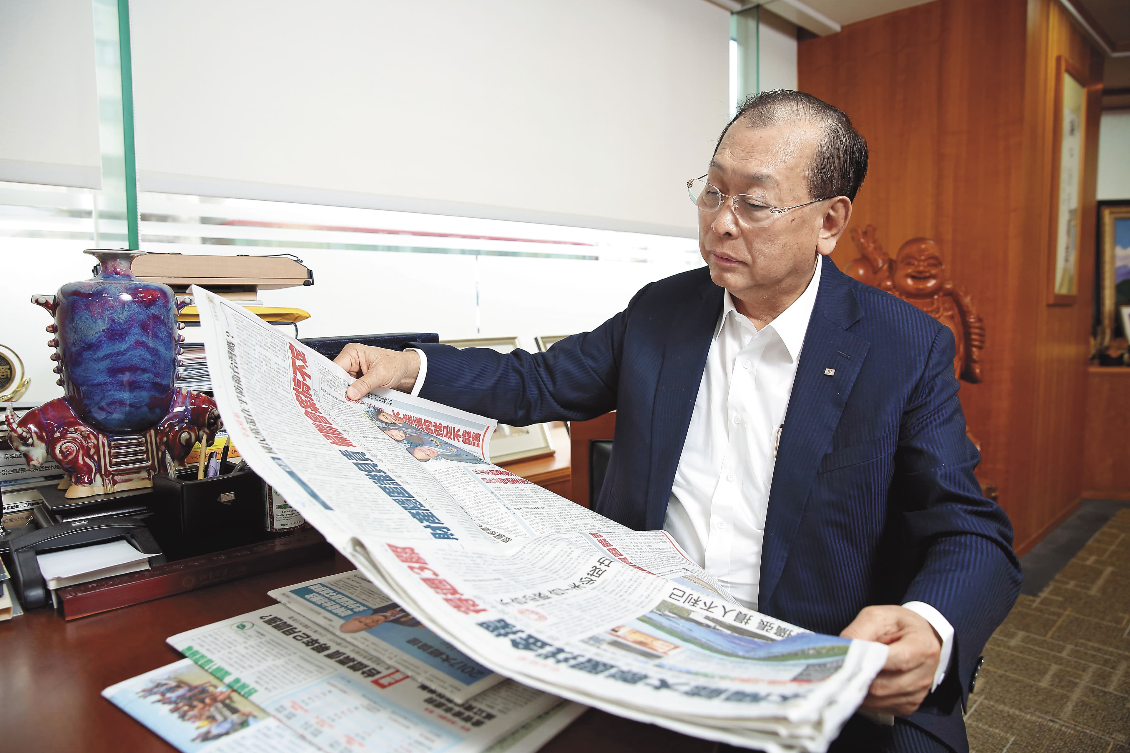 求知若渴的李成家,每天必定讀完7份報紙才出門。