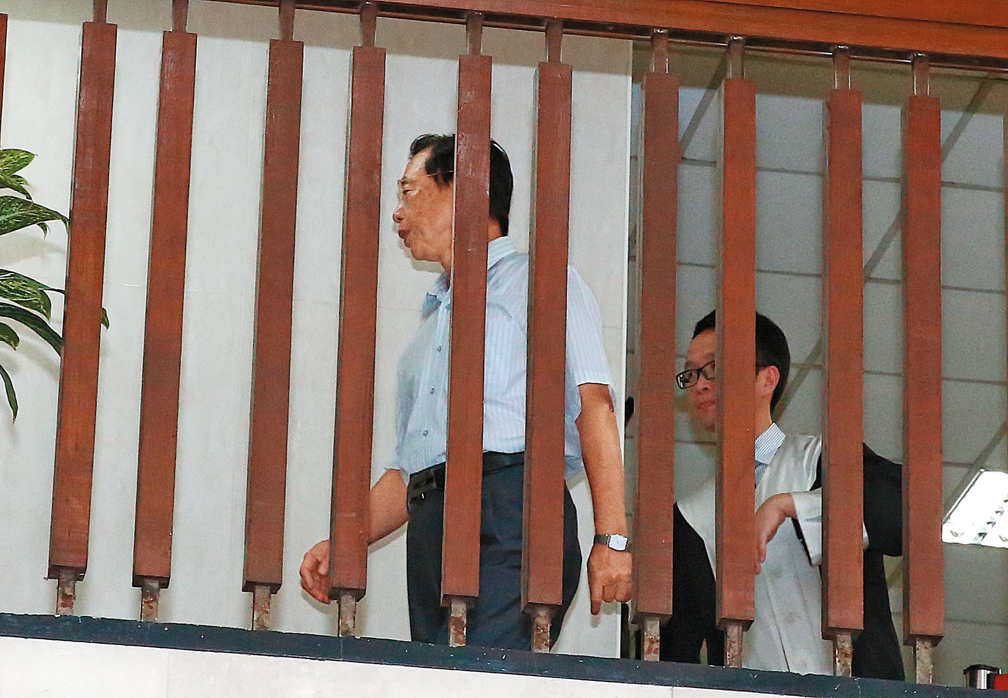 前台北市政府財政局長李述德(左)在議約過程,多次偏袒遠雄,檢方依圖利罪將他起訴,從重求處十年有期徒刑。