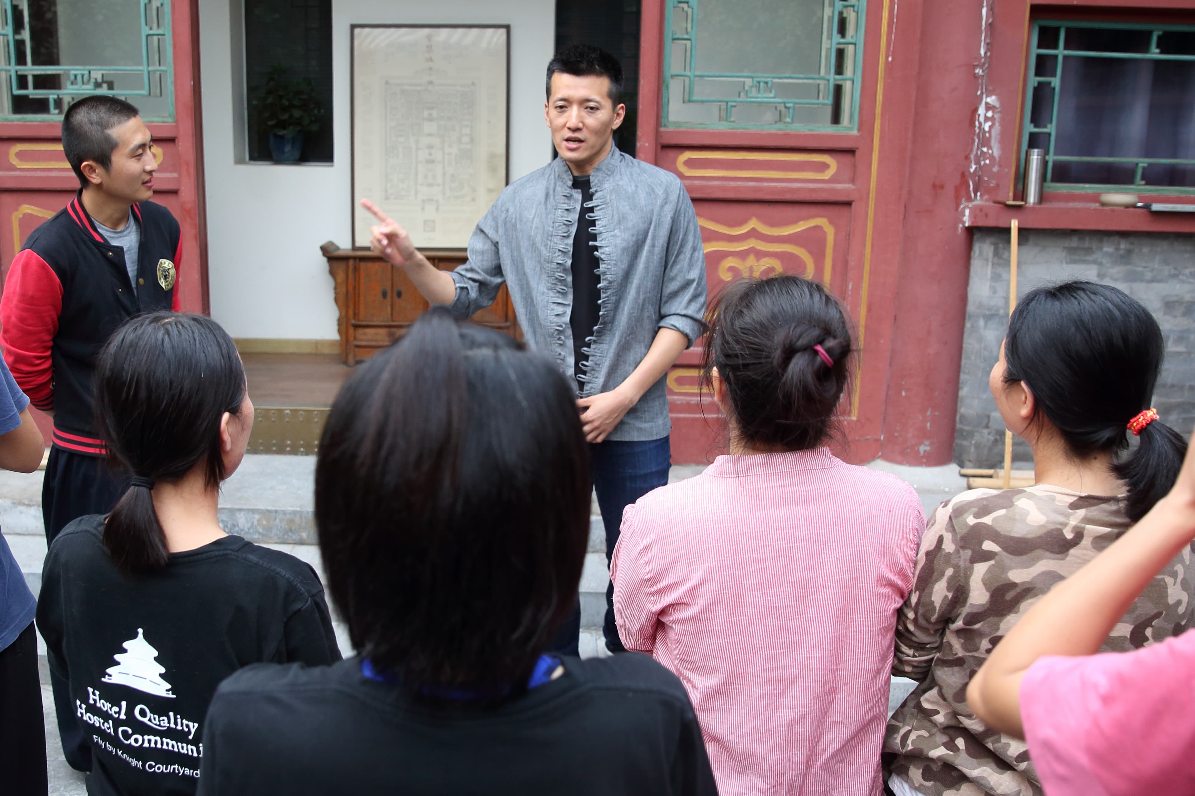 黃鴻璽的武術衣引起學武成員一陣騷動，課後休息時間，他詳細介紹何謂武術衣。