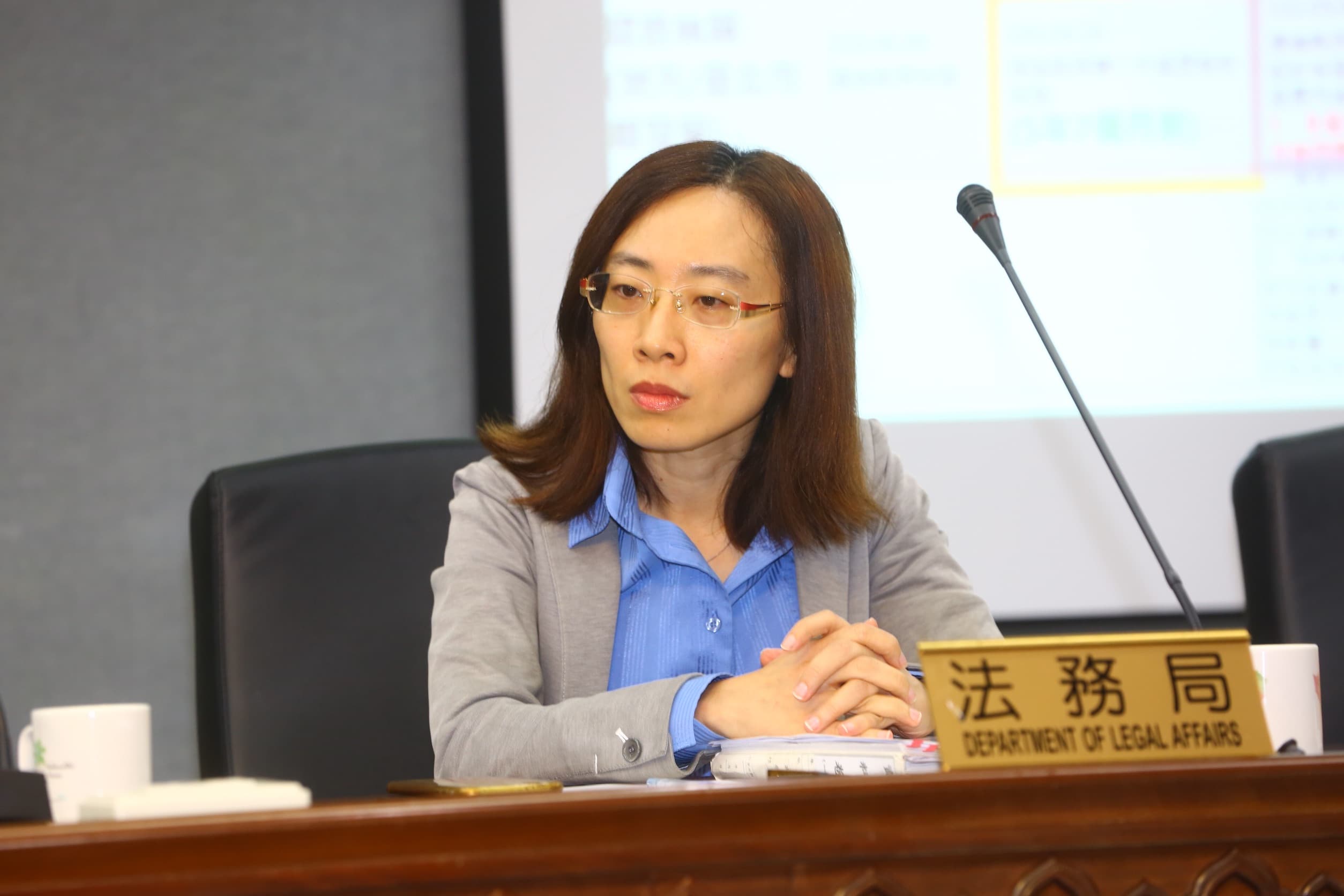 法務局長袁秀慧表示，修約是必然的，不會因檢方起訴與否影響。