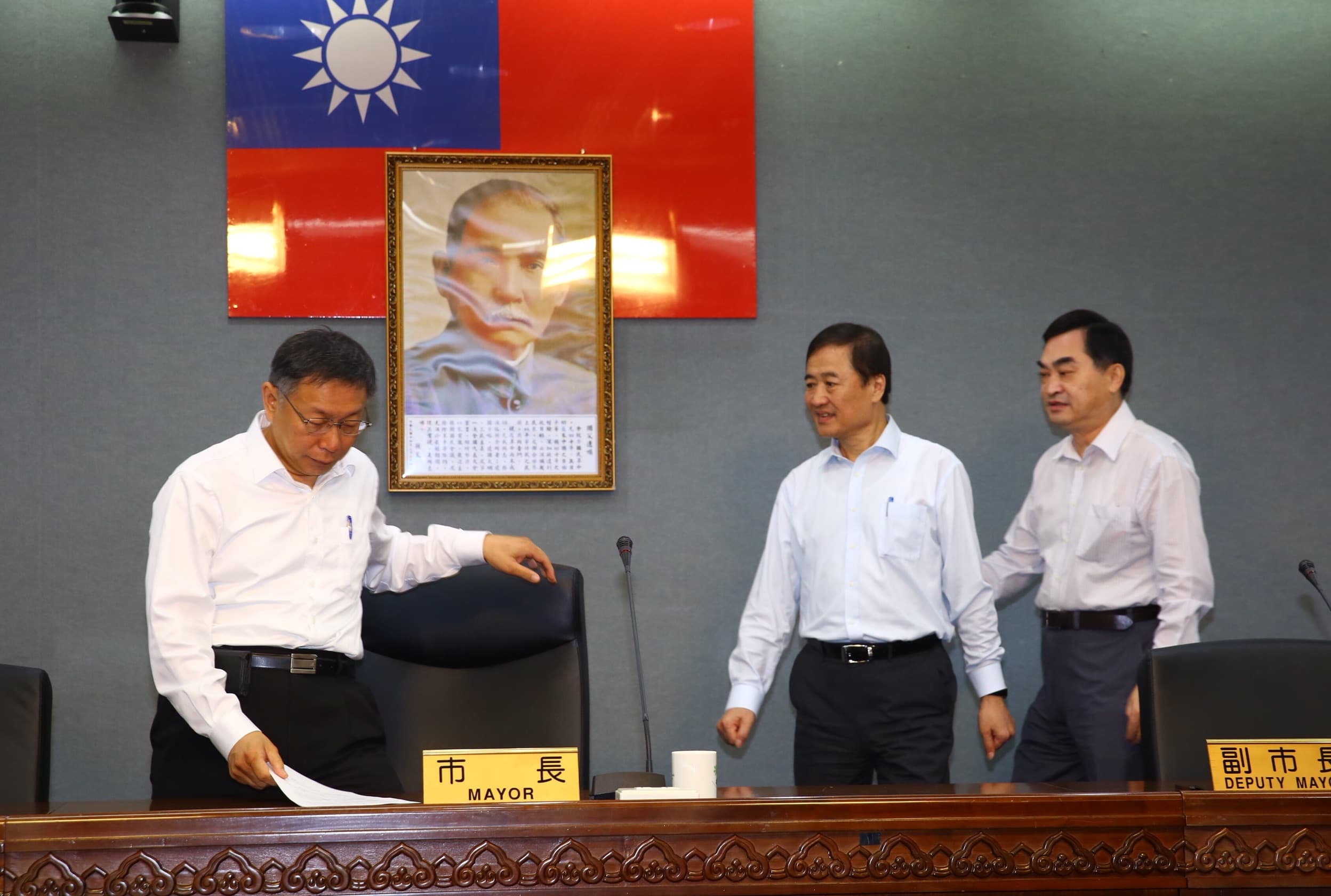 柯文哲（左）今率領副市長鄧家基（右）、陳景峻（中）及都發局長林洲民、法務局長袁秀慧召開記者會。