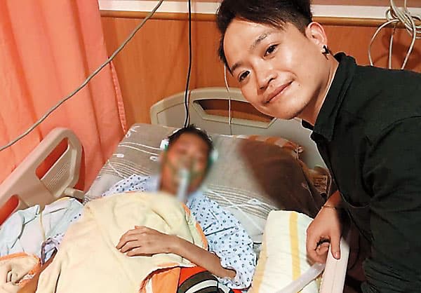 網友楊小姐在臉書私訊後,游子軒(右)直接親送壽喜燒食材、在台北料理,也去探望楊小姐的癌末弟弟。幾天後,楊小姐的弟弟安詳辭世。(取自爆料公社)