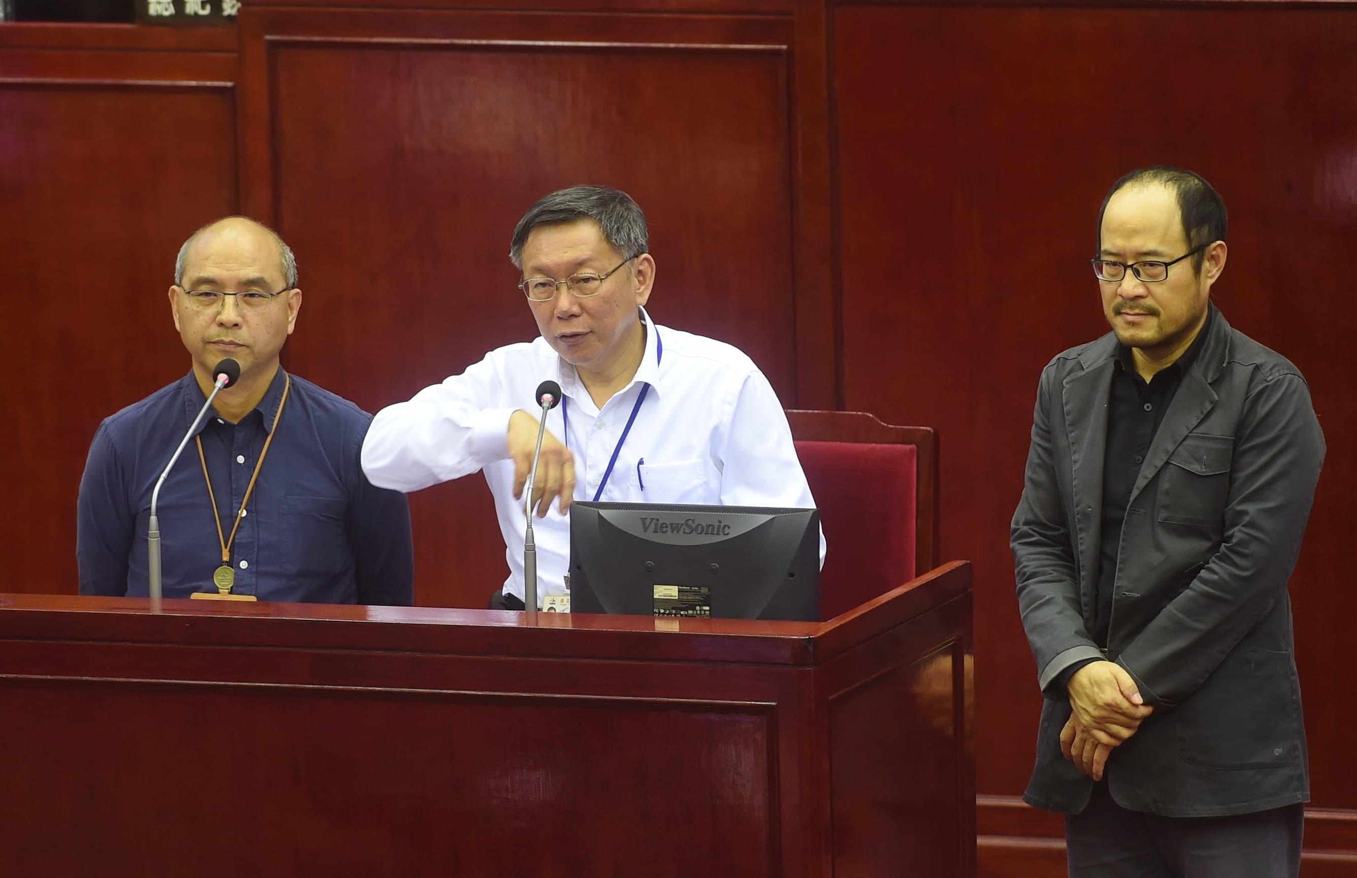 柯表示,市府不願意走到終止契約這步,一旦打官司北市府就算贏也不可能一毛都不用賠。