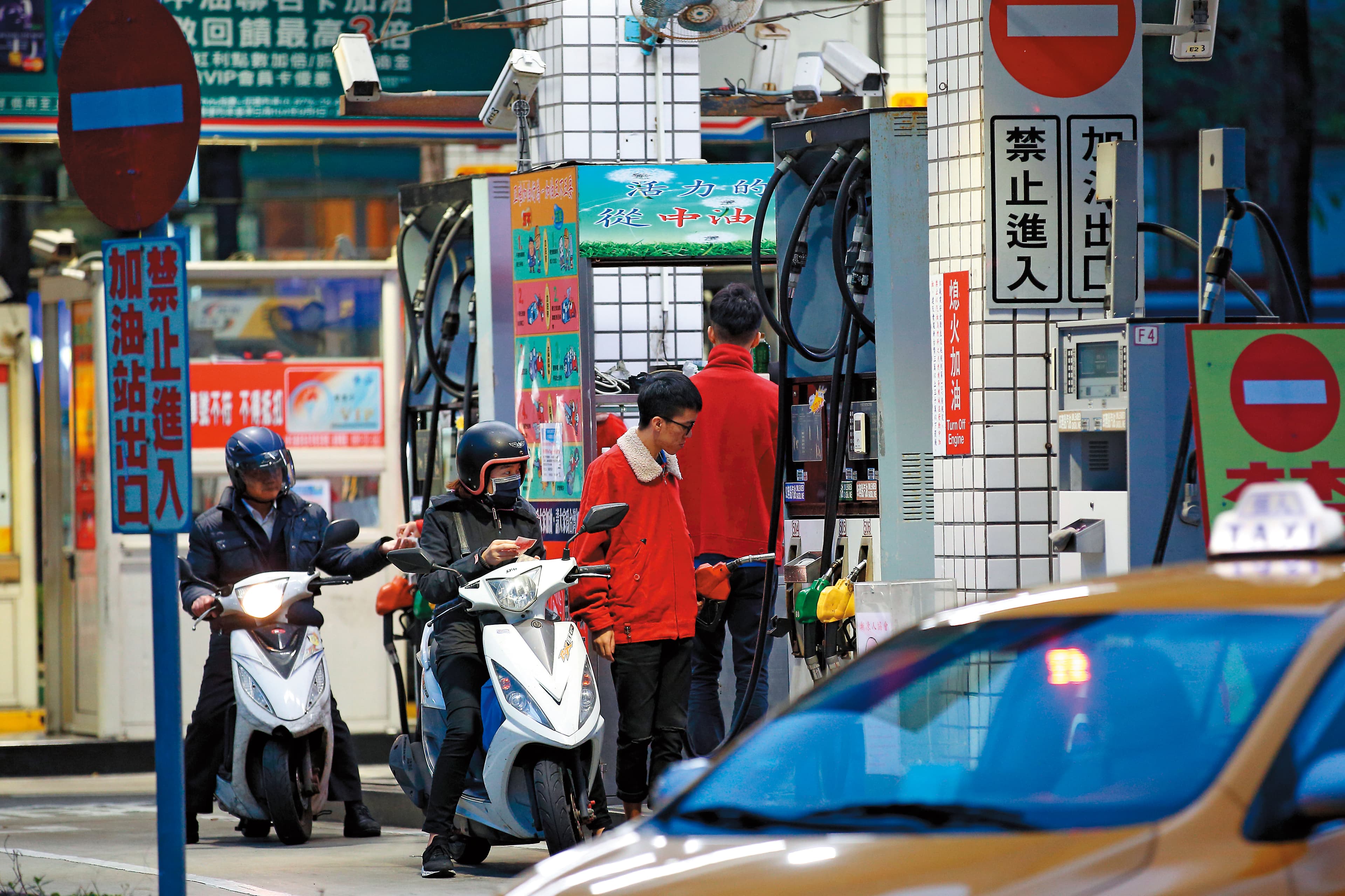 汽車族或機車族加油別忘刷卡,這也是免費機票的來源之一。