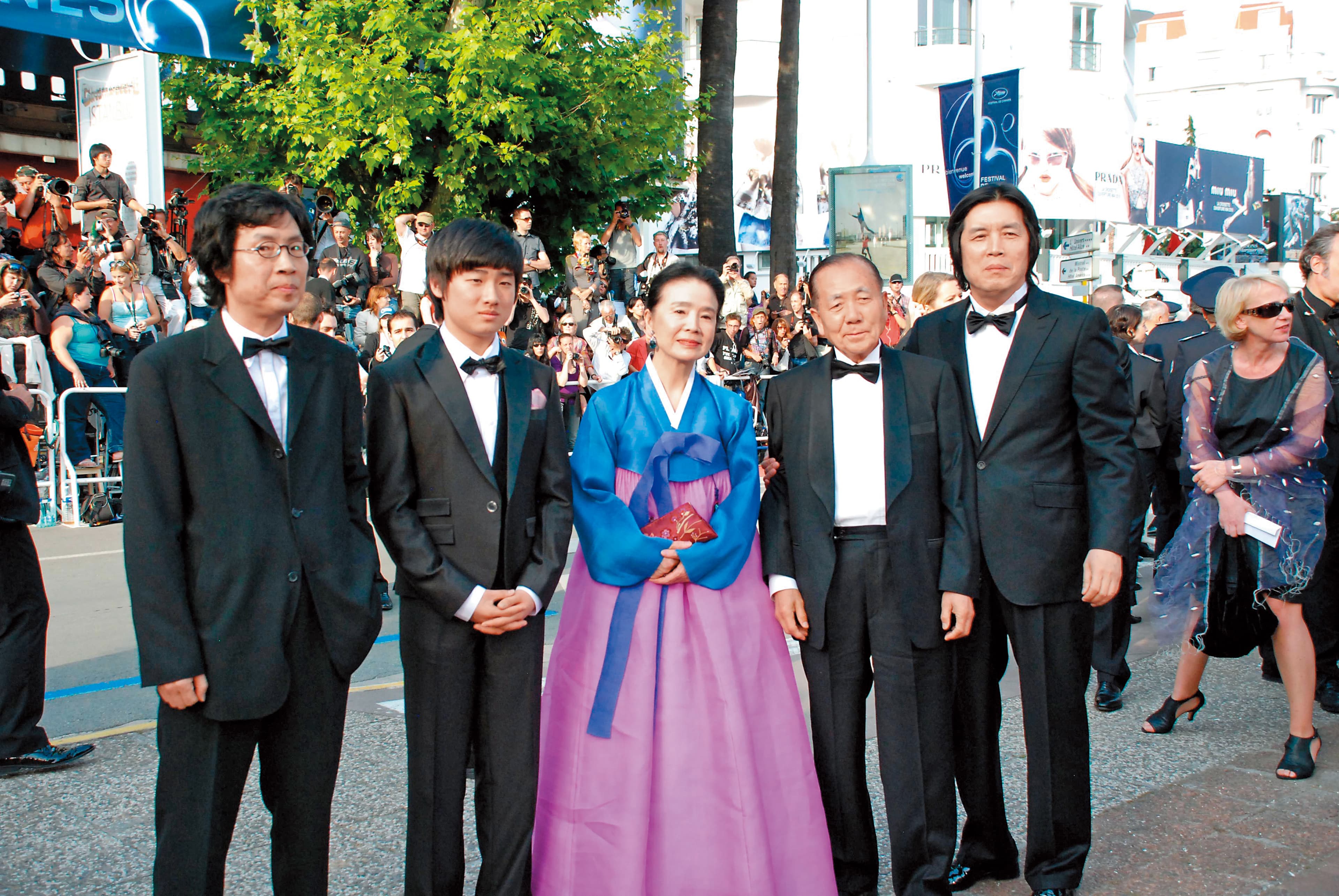 李東河擔任製片的《生命之詩》獲坎城影展最佳劇本獎,導演李滄東(右起)、釜山影展主席金東虎、演員尹靜姬、李大衛、導演弟弟李俊東走紅毯。(Now Flim提供)