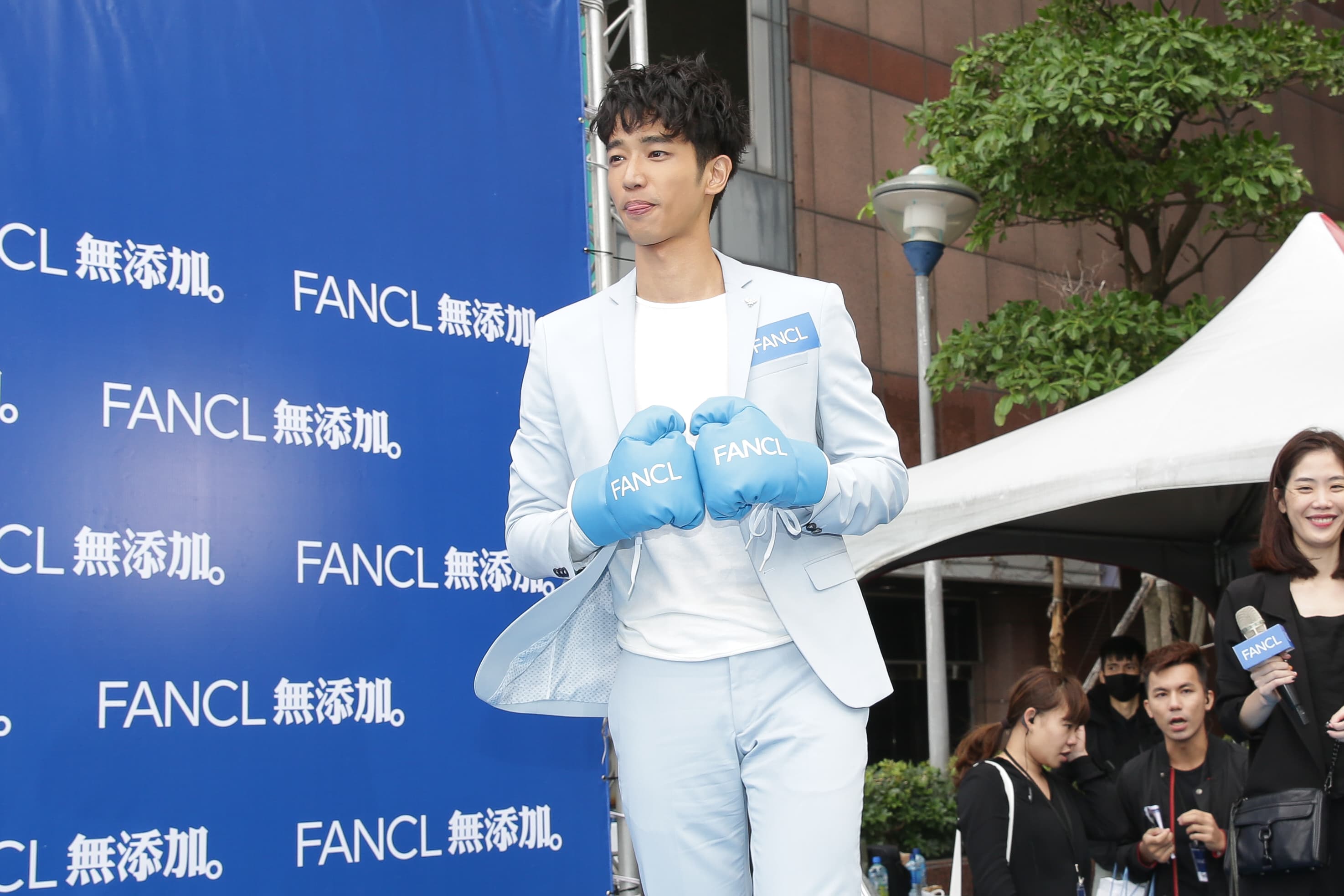 號稱「暖男」、「國民男友」的劉以豪除了招牌微笑,還不時吐舌賣萌,果然深諳如何取悅迷妹。