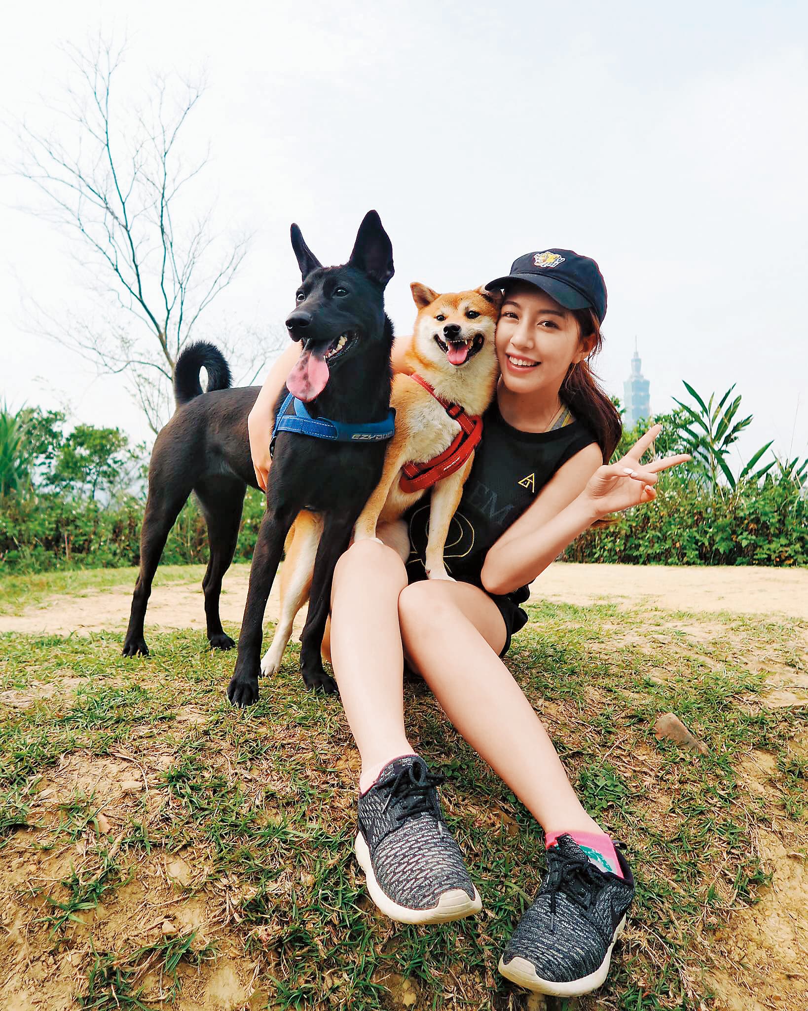 辜莞允經常帶著愛犬八股到處遊玩或爬山,私生活單純。(翻攝自辜莞允臉書)