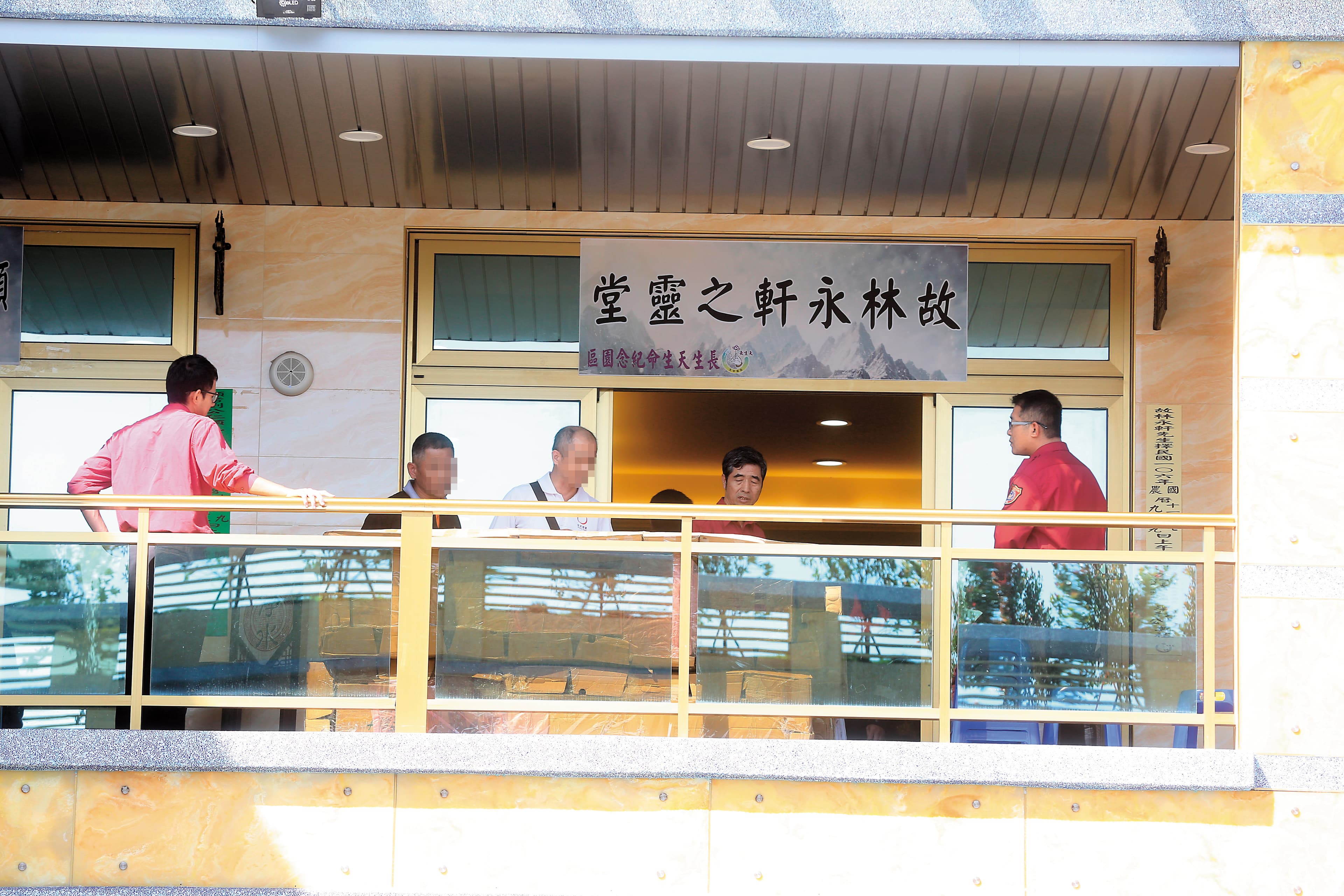 林永軒父親(左3)強打精神處理愛子後事,消防弟兄也前來送這位年輕學弟最後一程。