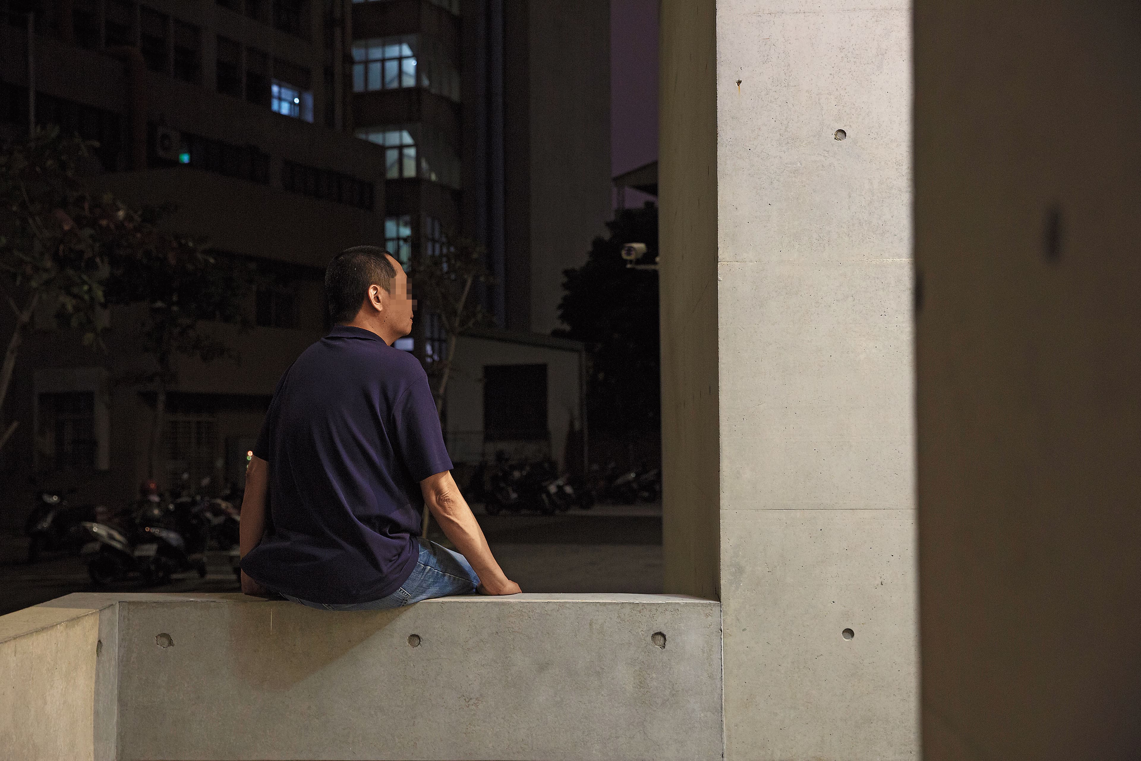 丁先生夥同毒友搶劫銀樓,面臨7年多的牢獄災,他擔心八旬老母親無人照料。