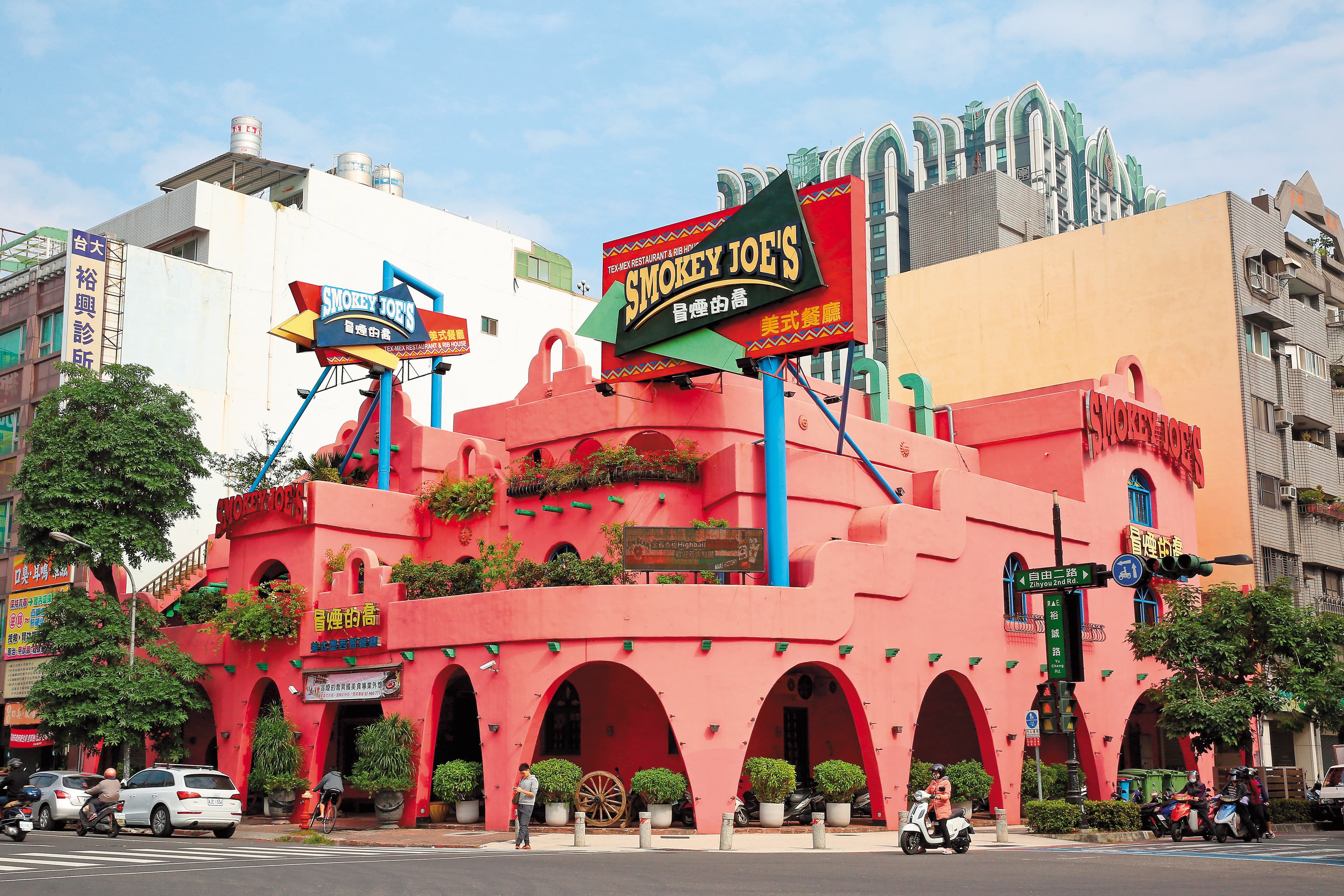冒煙的喬高雄自由店,占地400坪,仿中南美洲城堡的外觀建築,成為當地地標。