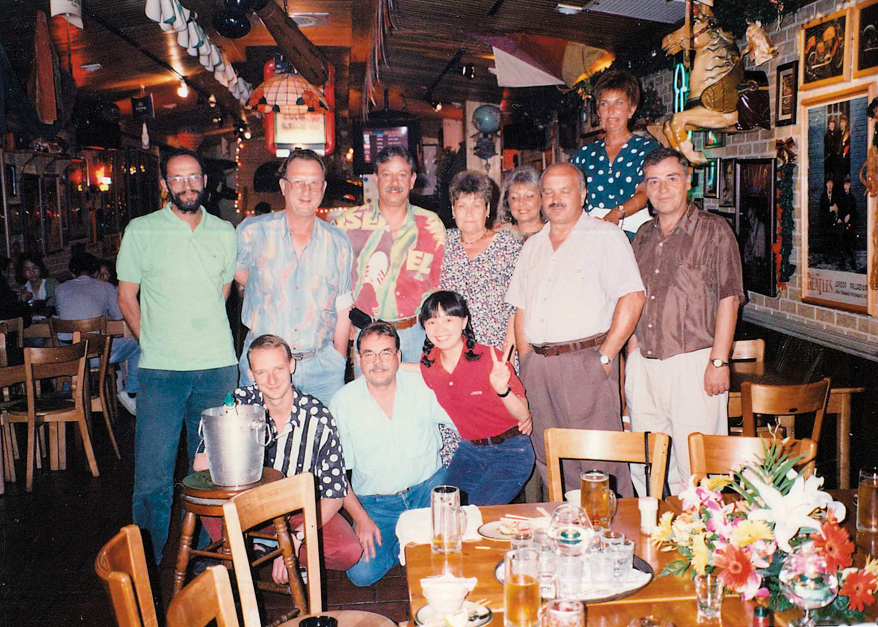 早年Amy以啤酒吧起家,搭配新鮮台式小炒,加上她擅長用英文社交,在80年代高雄港興盛時期,吸引各國船員到訪捧場。(Amy提供)